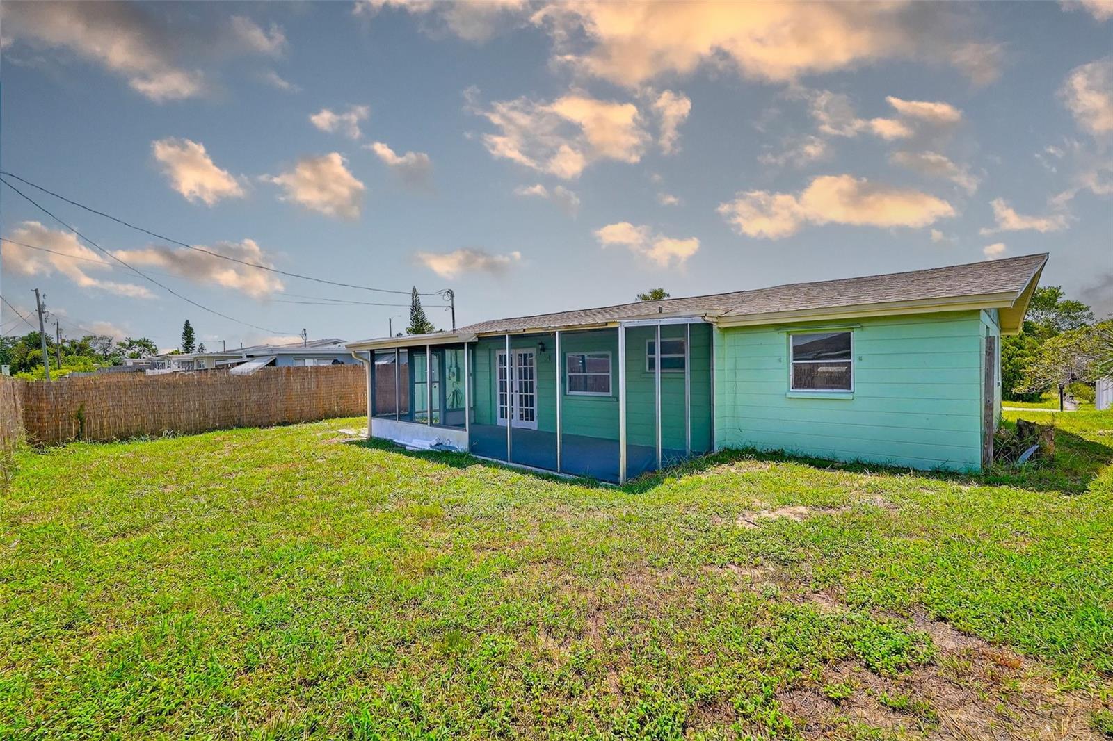 Listing photo id 24 for 3432 Briar Cliff Drive