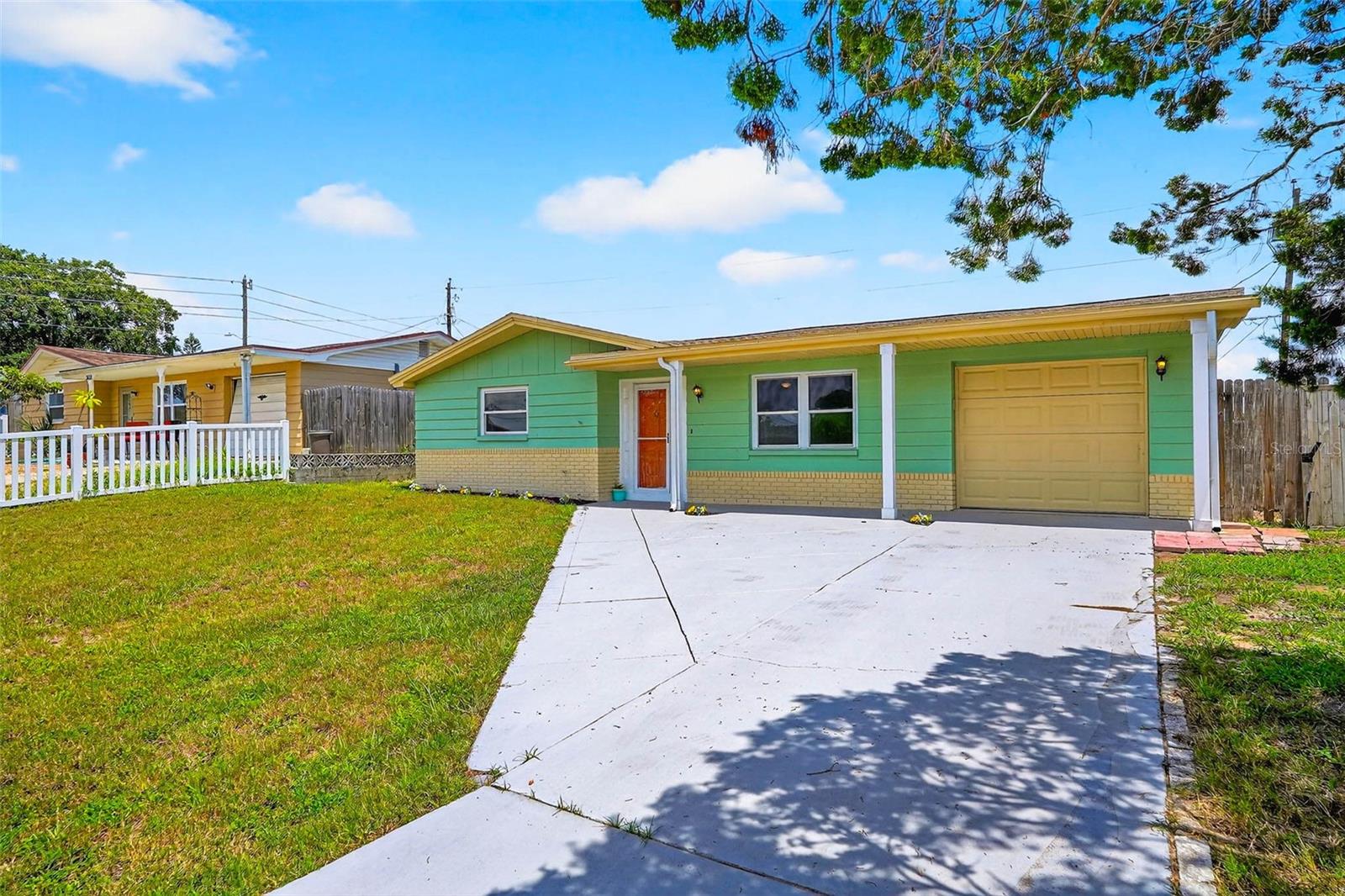 Listing photo id 1 for 3432 Briar Cliff Drive