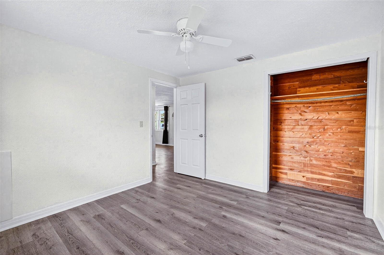 Listing photo id 7 for 3432 Briar Cliff Drive