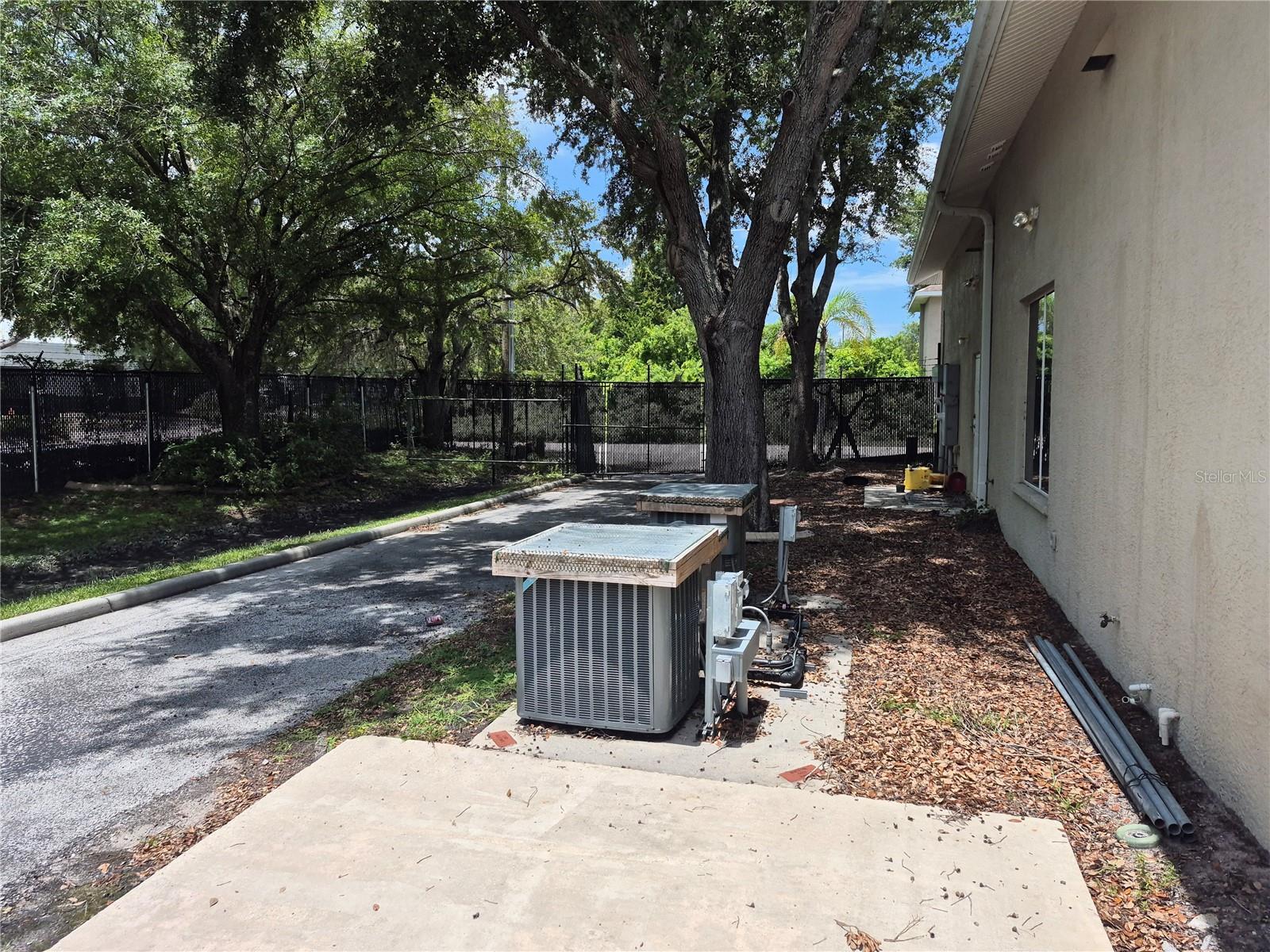 Listing photo id 10 for 2348 Raden Drive