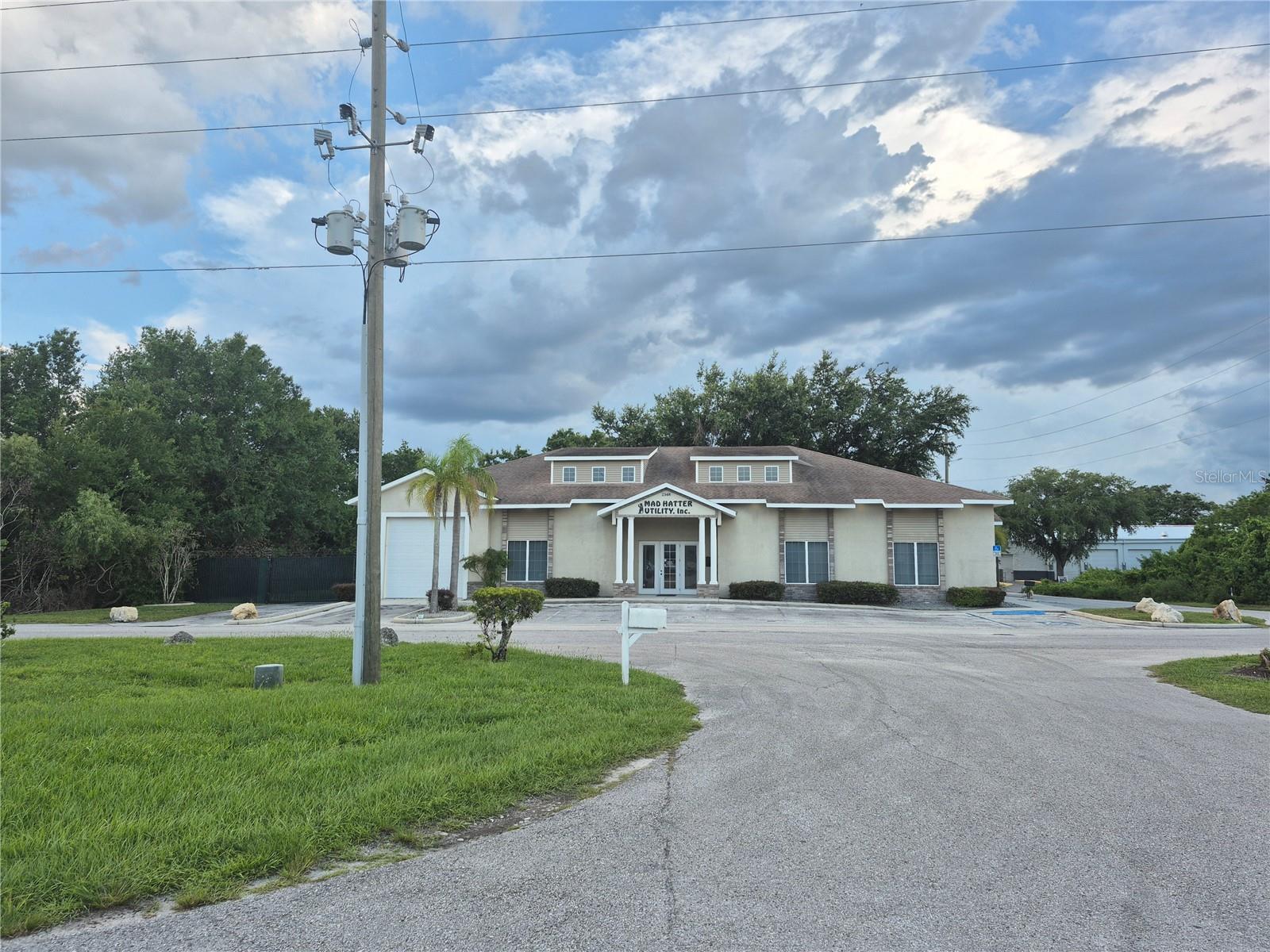 Listing photo id 14 for 2348 Raden Drive