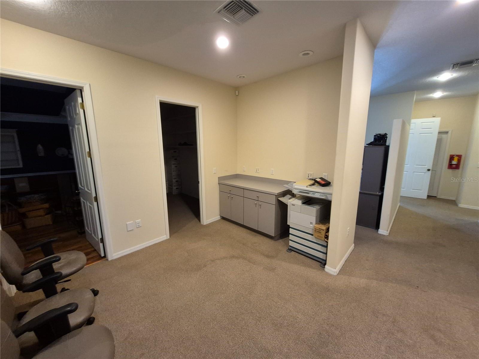 Listing photo id 7 for 2348 Raden Drive