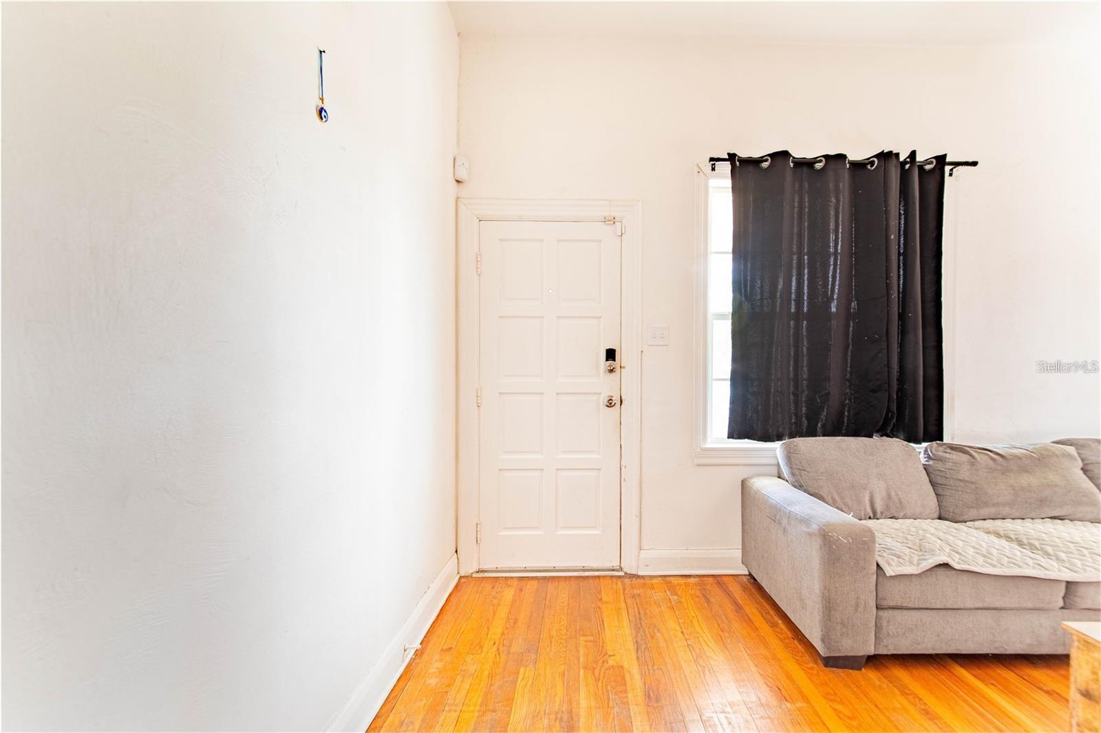 Image 4 of 26 For 3321 Woodlawn Avenue
