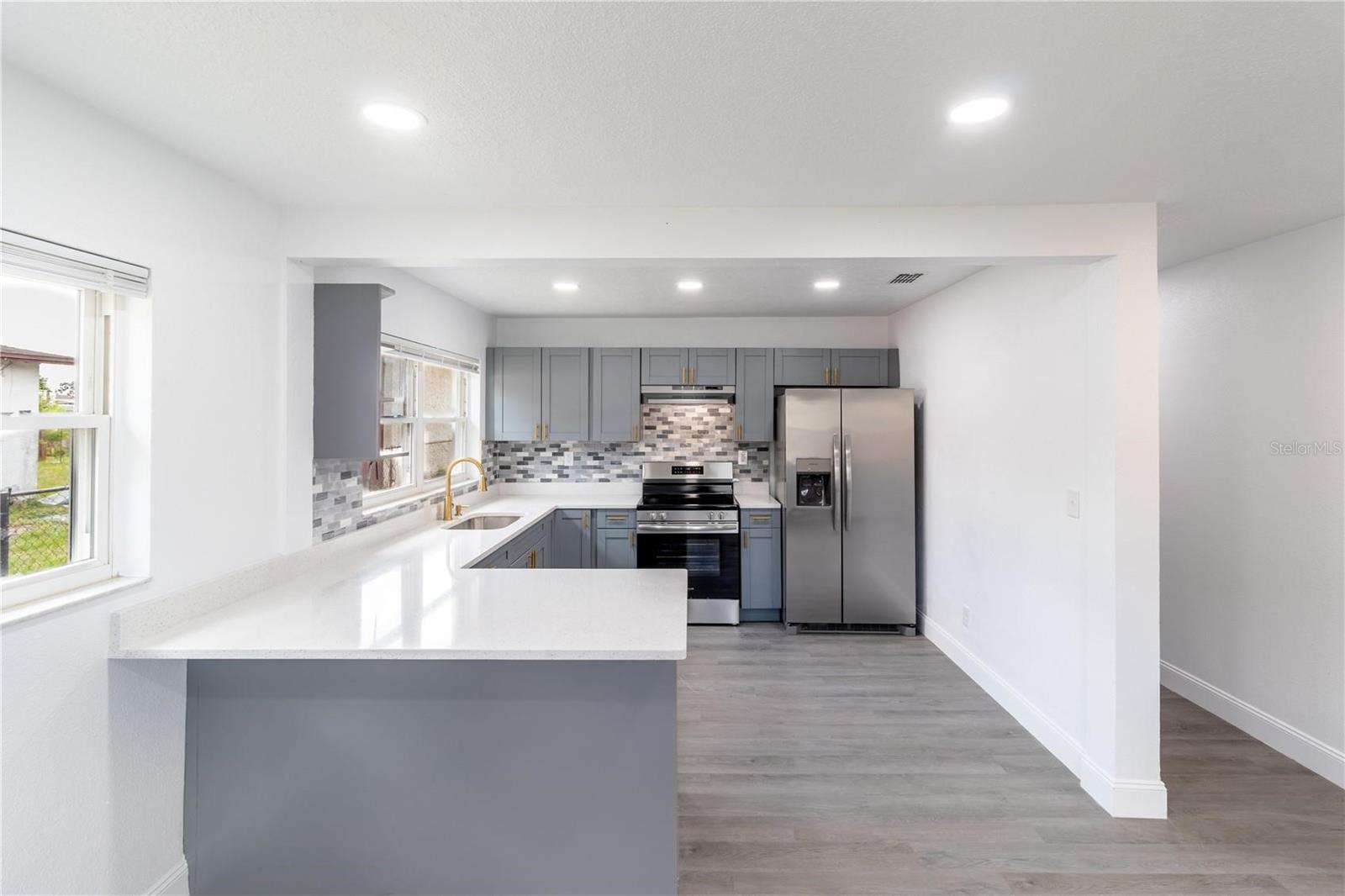 Listing photo id 9 for 5210 80th Street