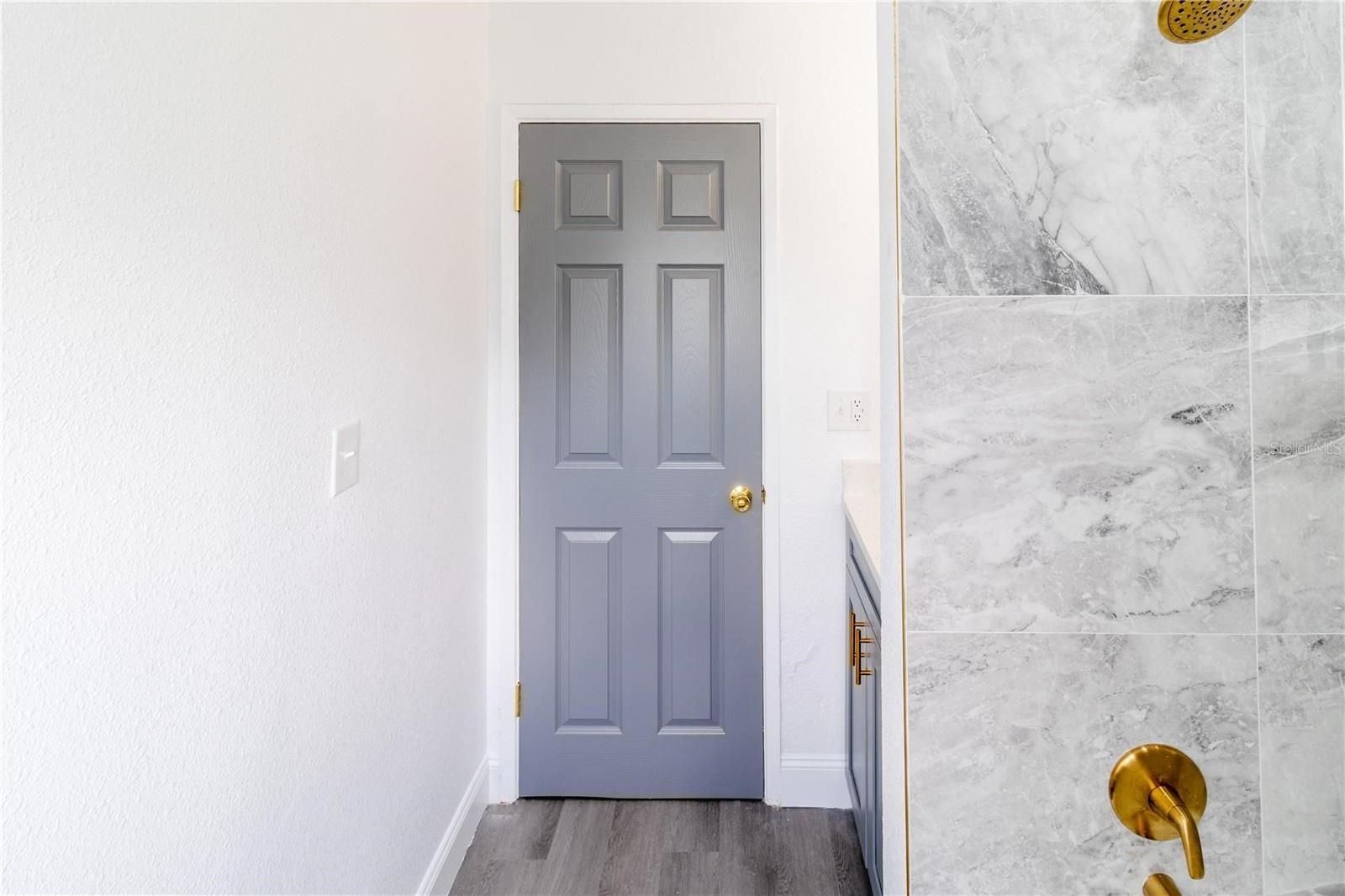 Listing photo id 13 for 5210 80th Street