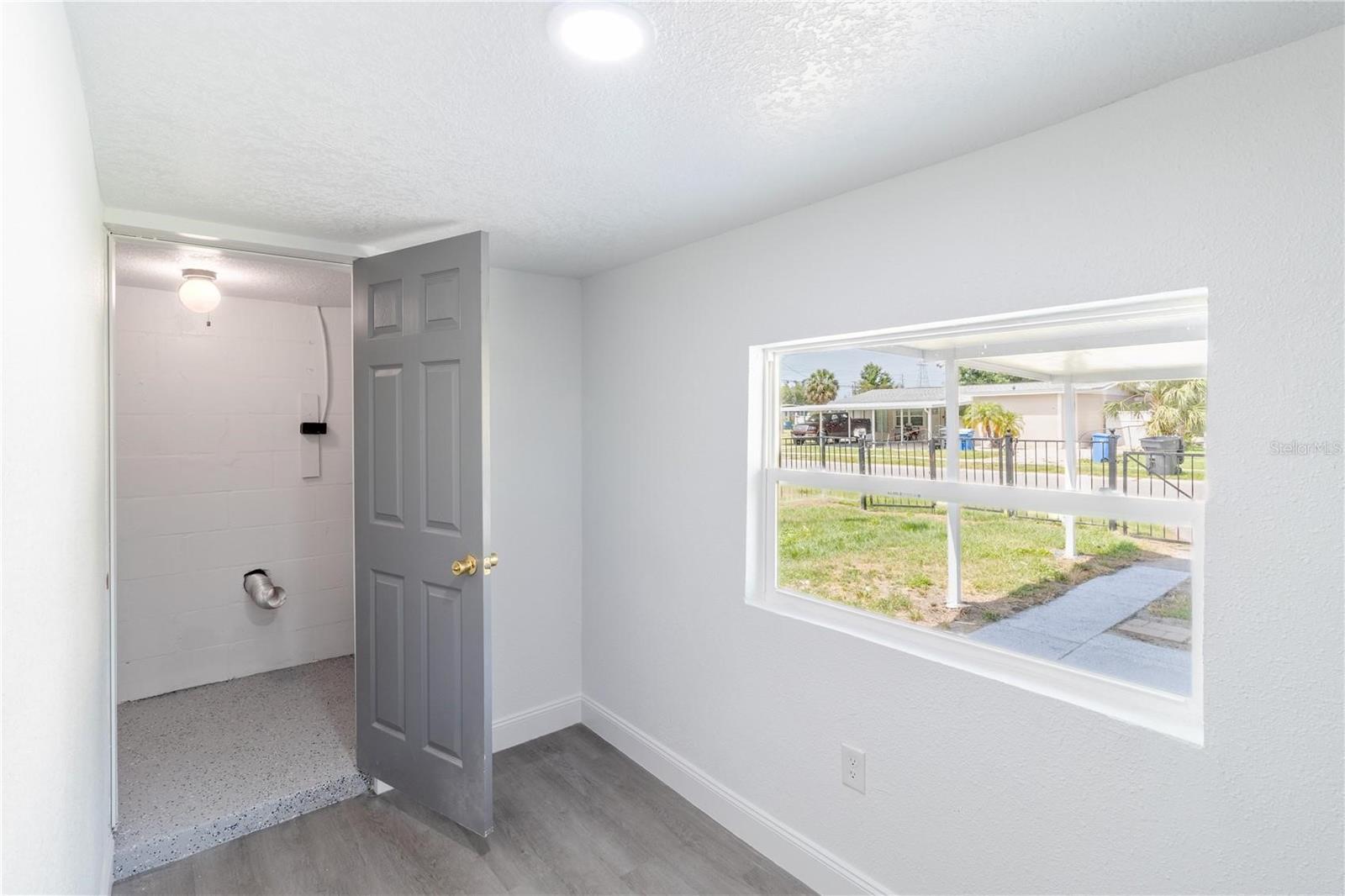 Listing photo id 18 for 5210 80th Street