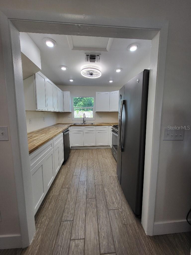 Image 2 of 14 For 995 Emerald Drive