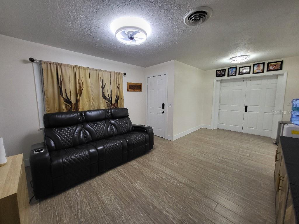 Image 6 of 14 For 995 Emerald Drive