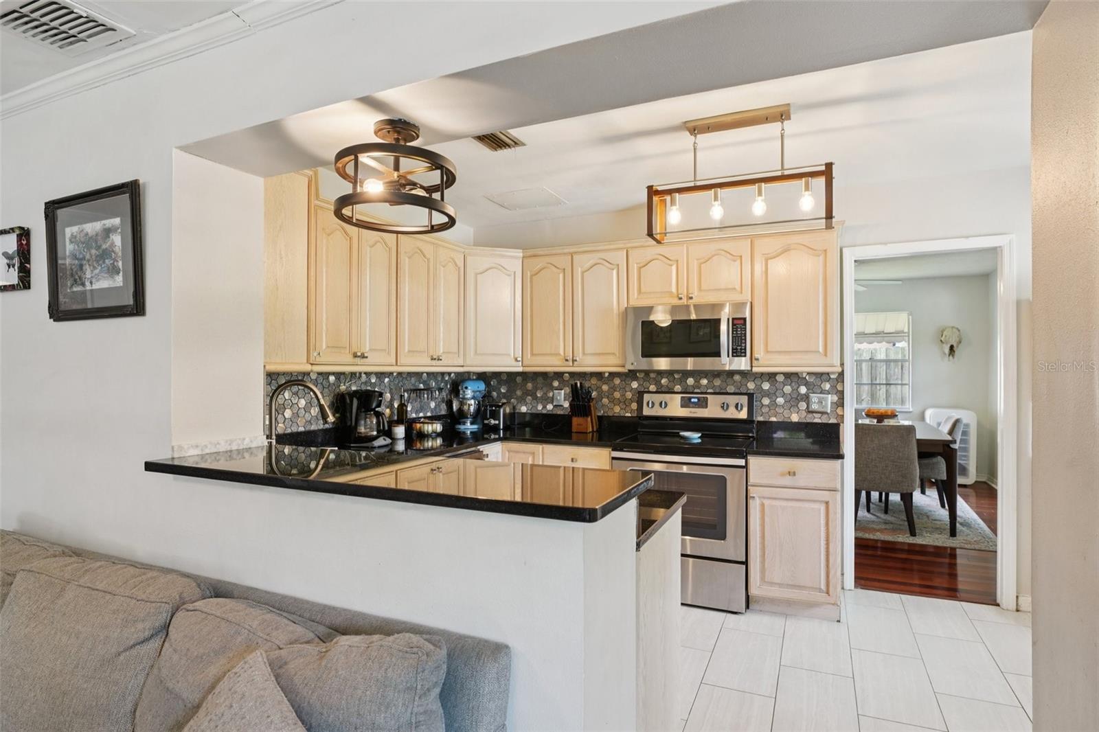Listing photo id 2 for 4502 Hale Avenue