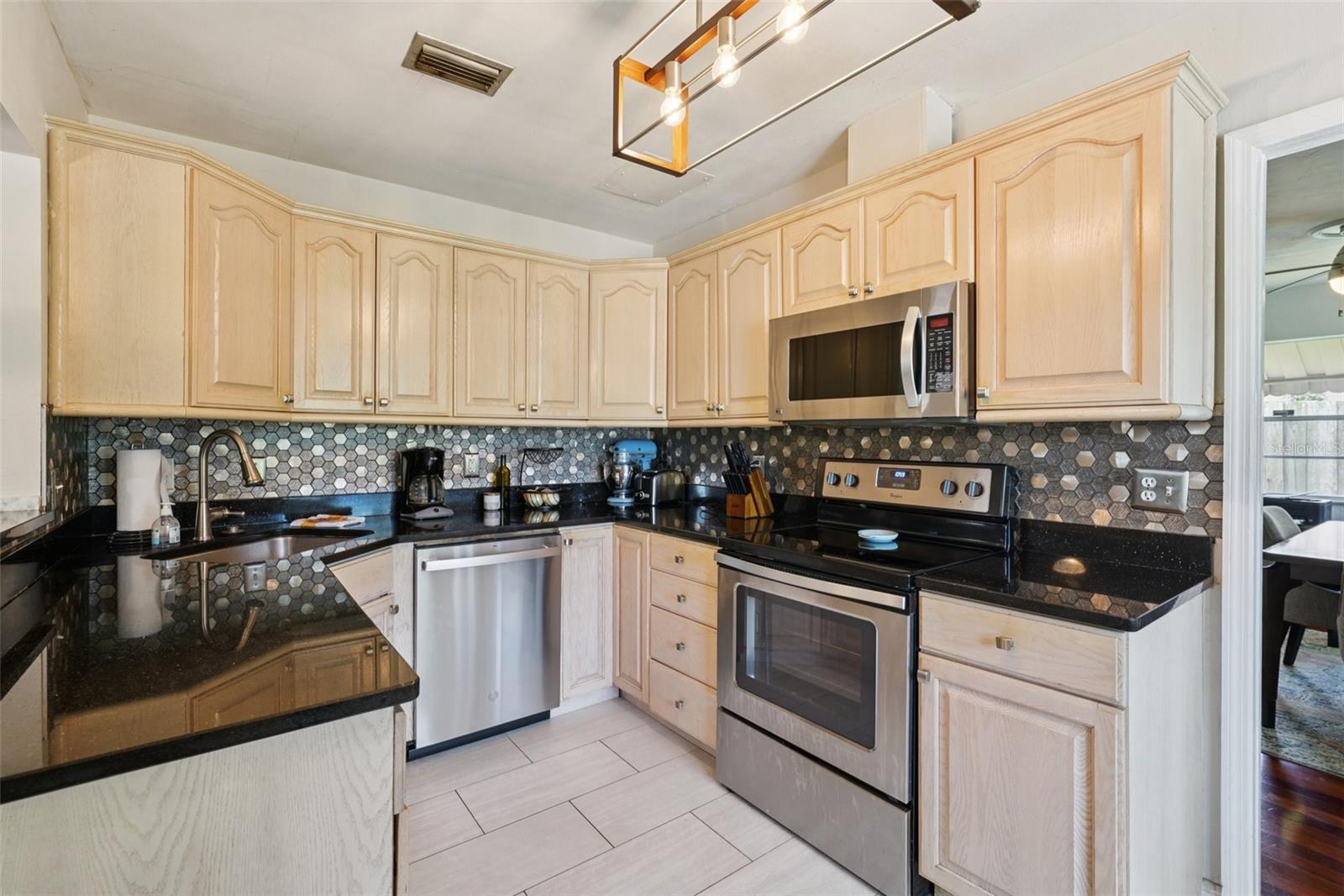Listing photo id 3 for 4502 Hale Avenue