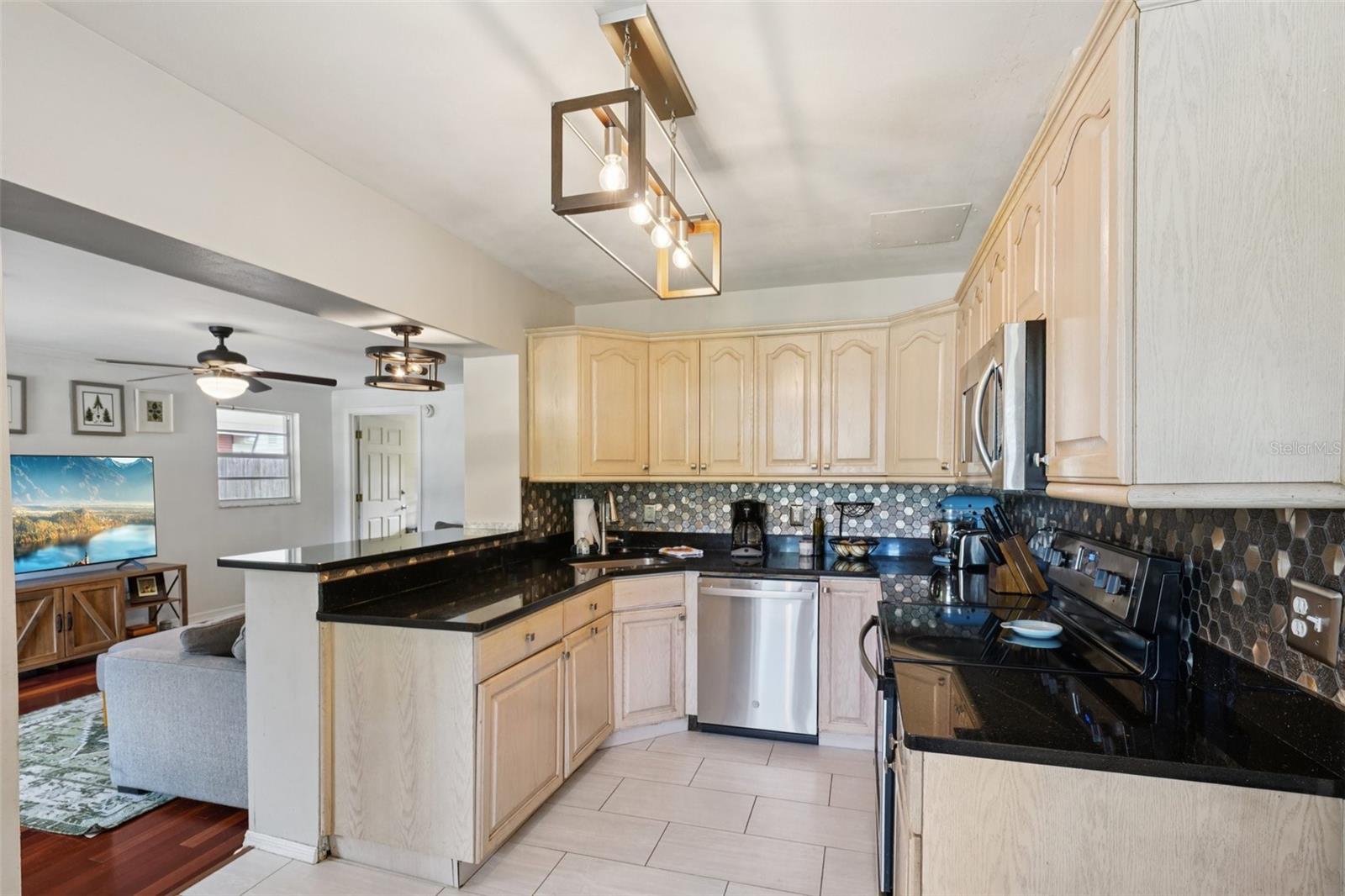 Listing photo id 4 for 4502 Hale Avenue