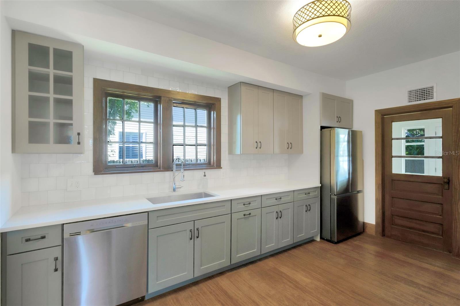 Image 10 of 71 For 406 Jefferson Avenue S