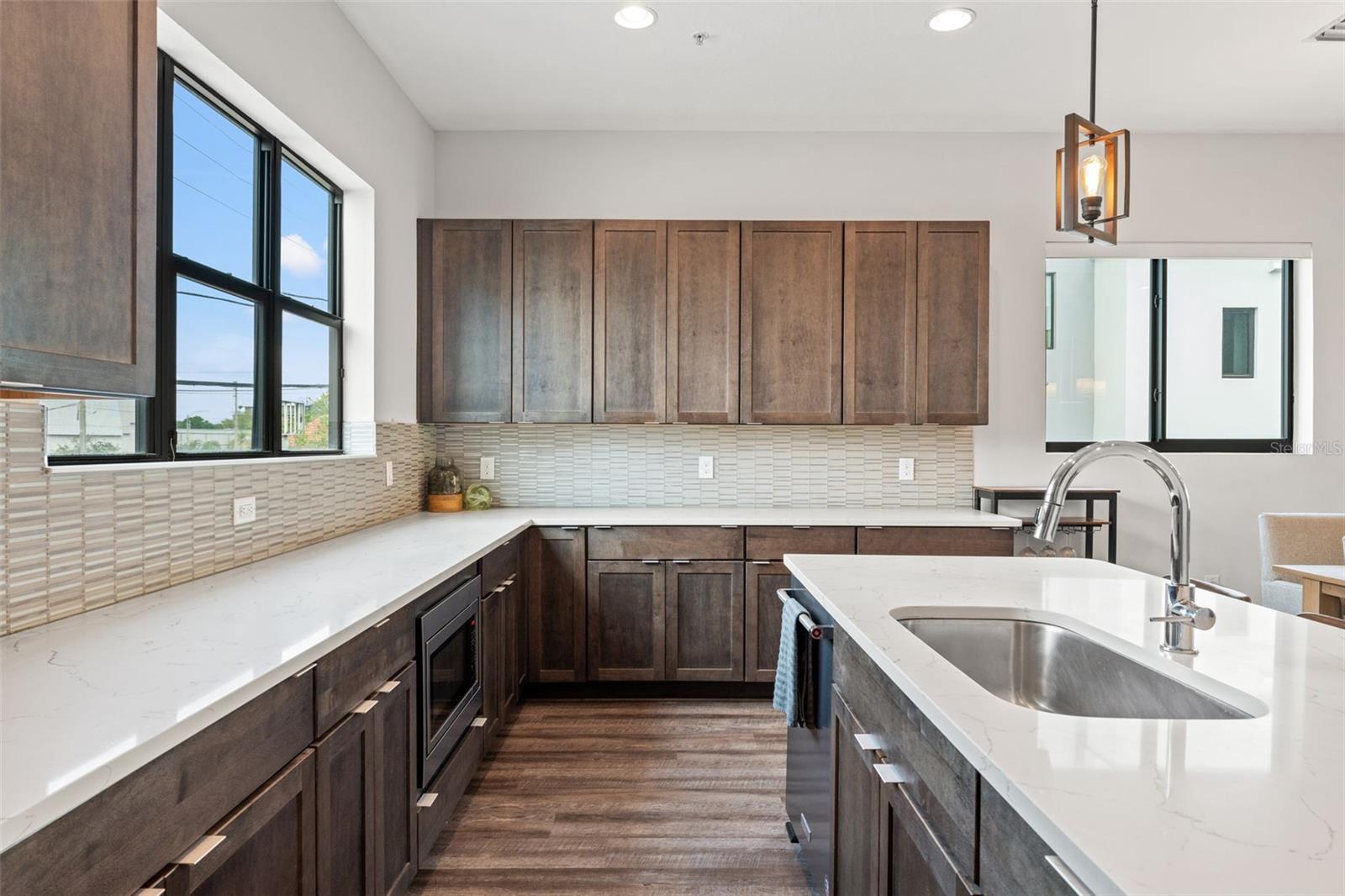 Image 11 of 26 For 907 Arlington Avenue N