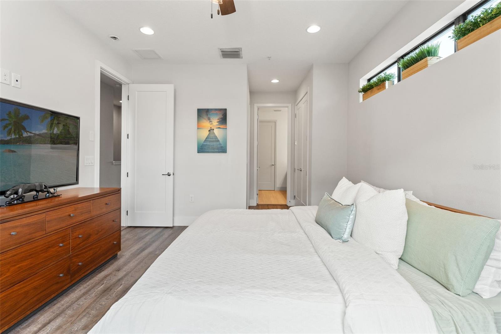 Image 15 of 26 For 907 Arlington Avenue N
