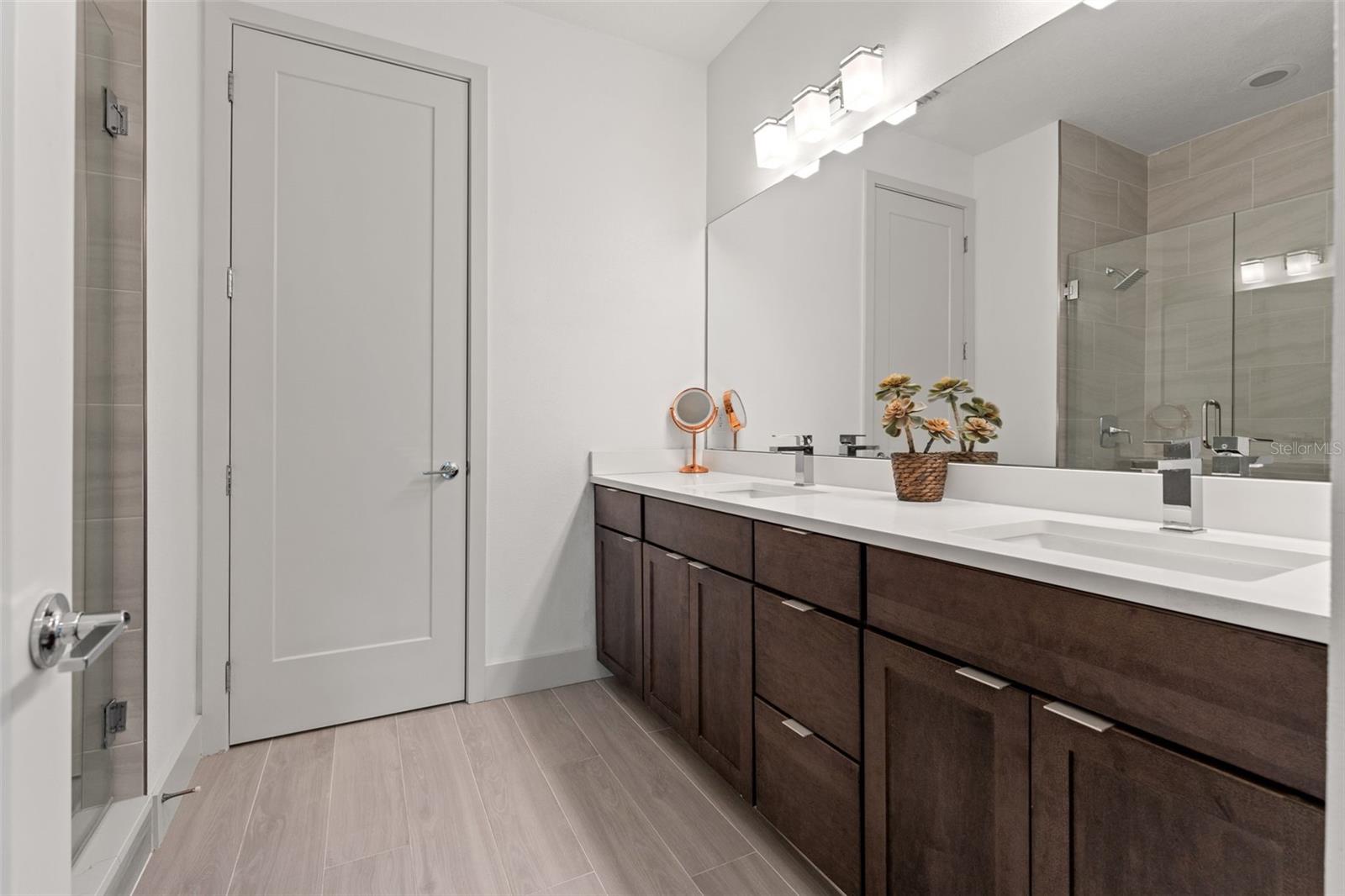 Image 17 of 26 For 907 Arlington Avenue N