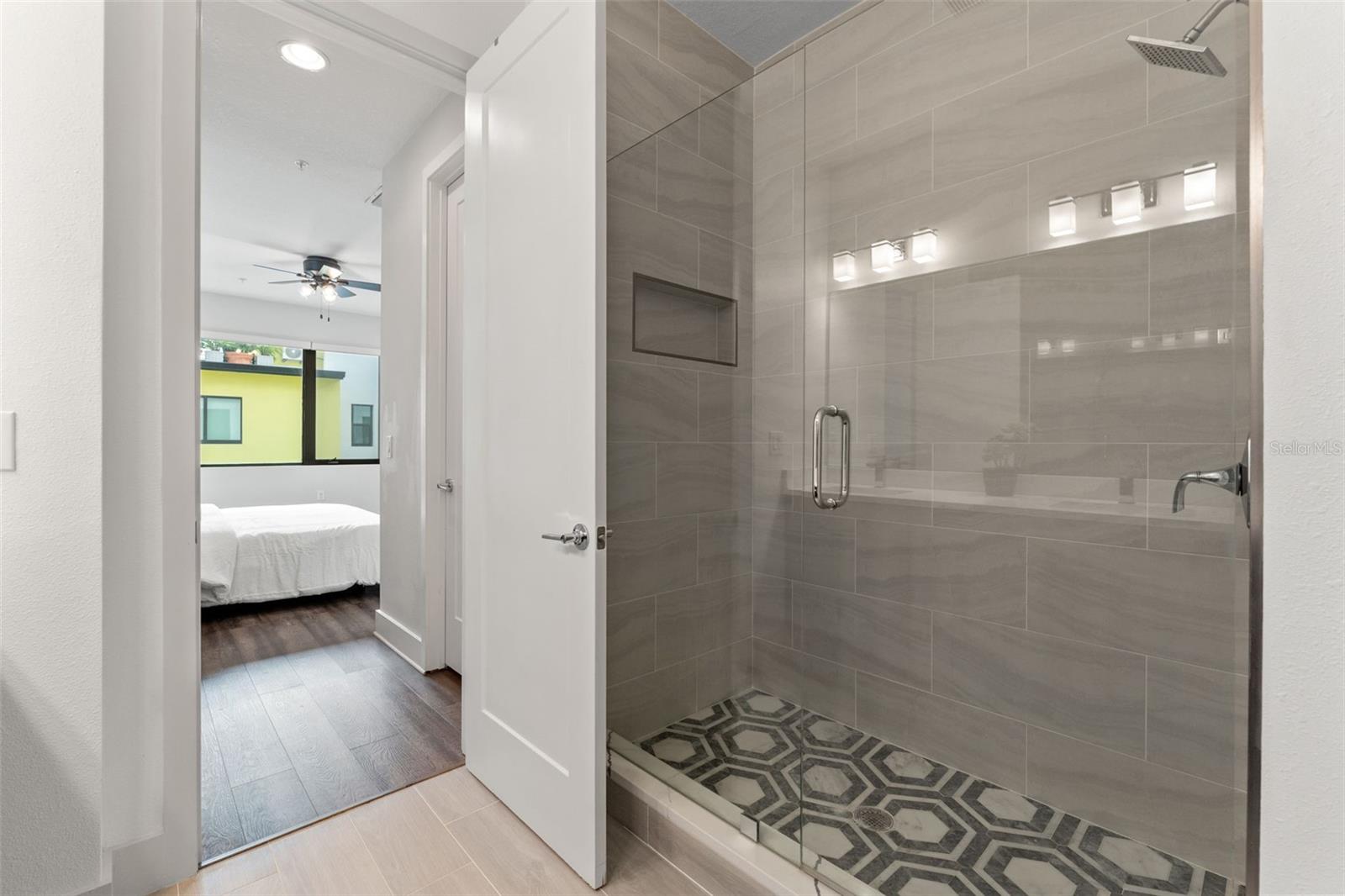 Image 18 of 26 For 907 Arlington Avenue N
