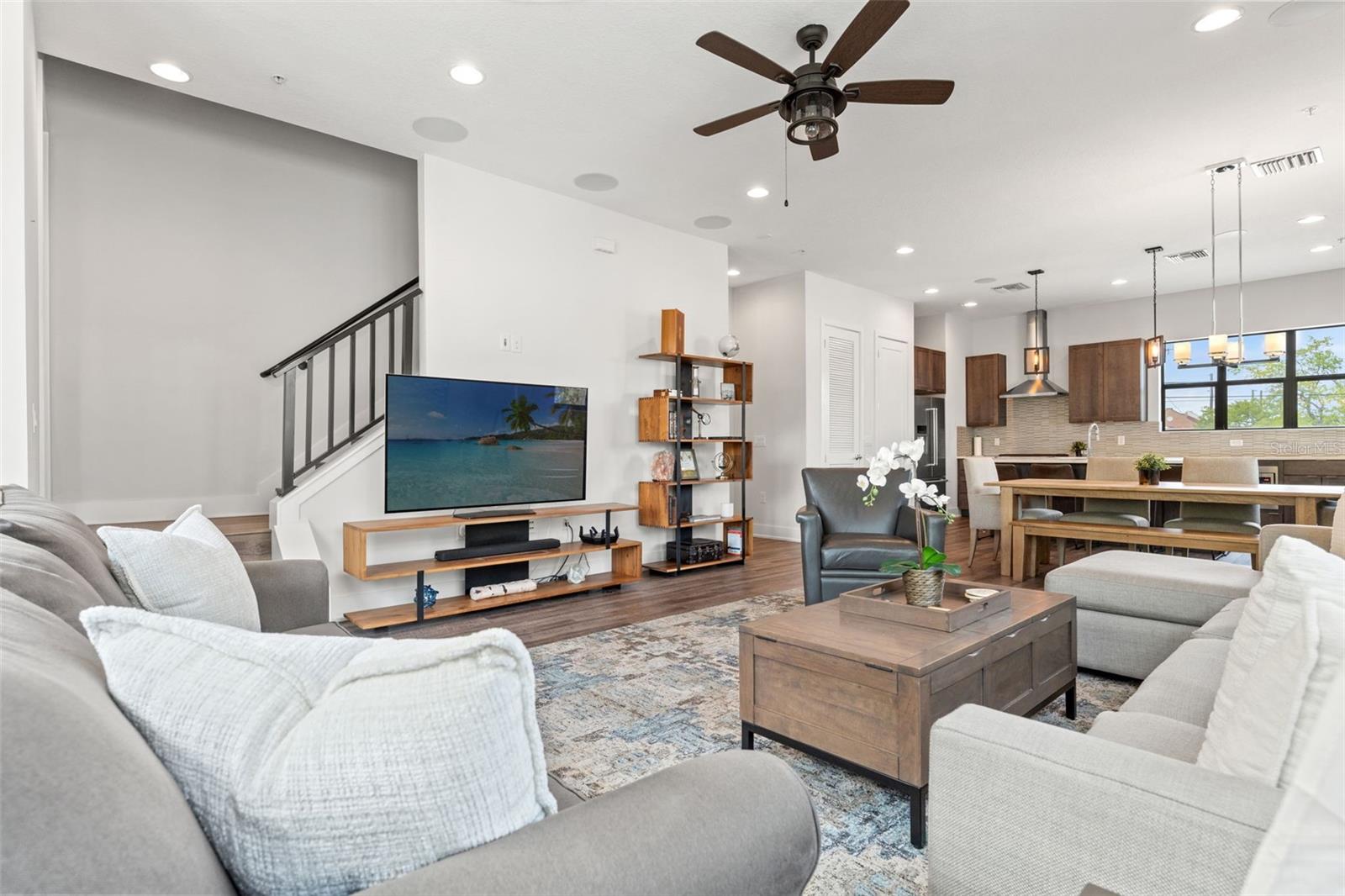 Image 6 of 26 For 907 Arlington Avenue N