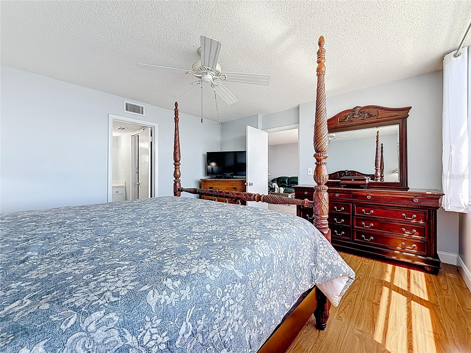 Image 33 of 62 For 7625 Sun Island Drive S 307
