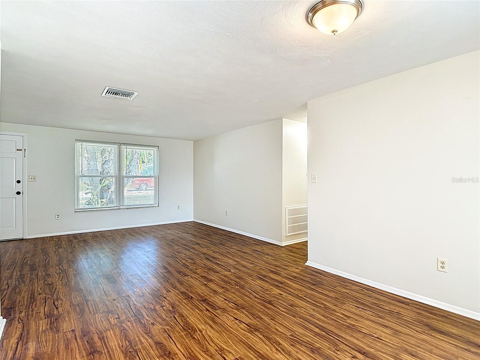 Listing photo id 9 for 6350 Edenmore Avenue