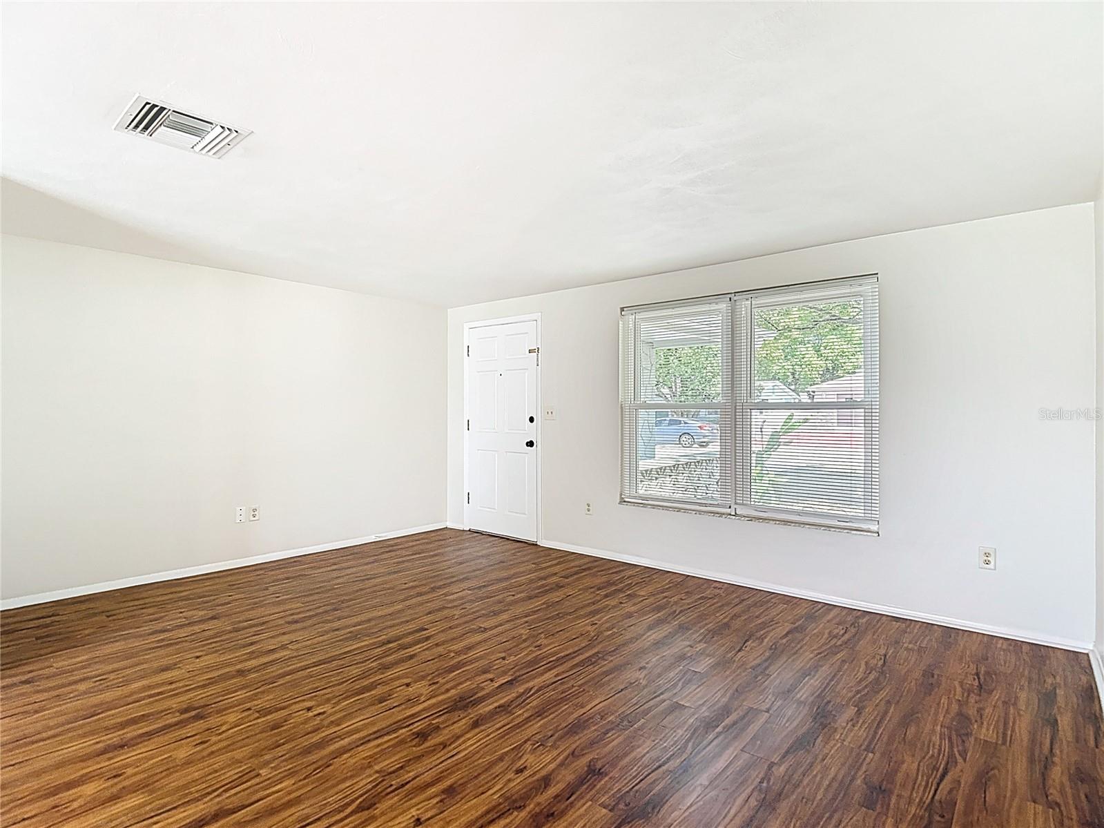 Listing photo id 11 for 6350 Edenmore Avenue
