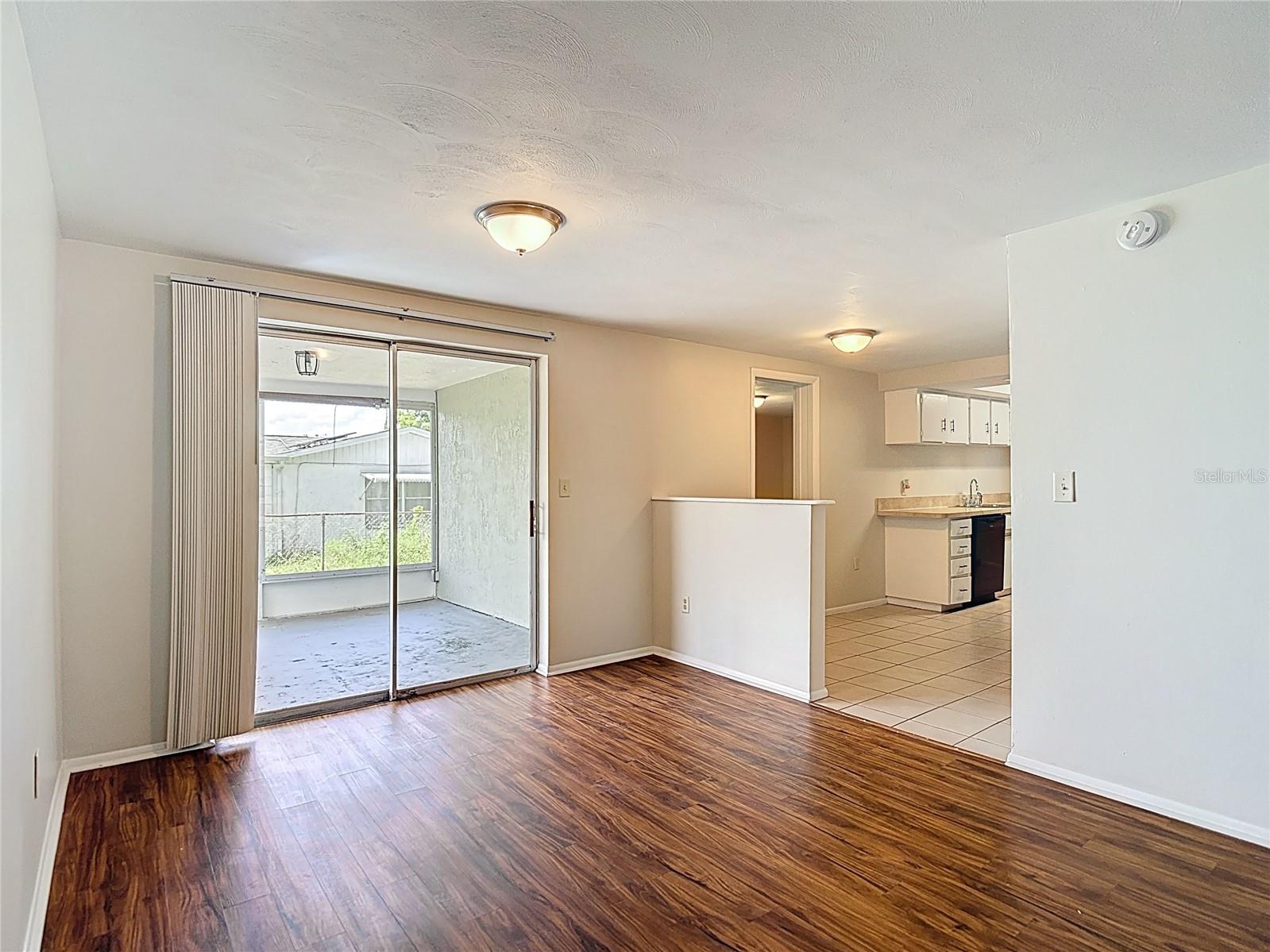 Listing photo id 12 for 6350 Edenmore Avenue