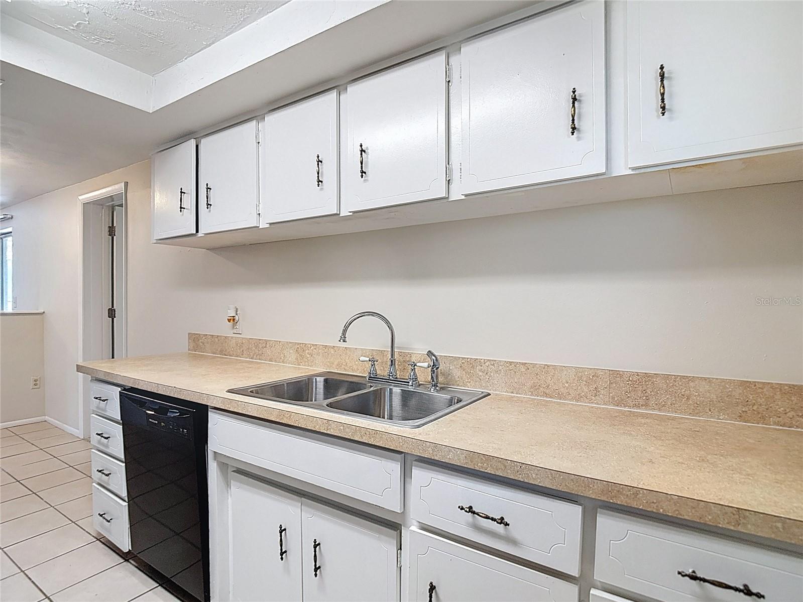 Listing photo id 19 for 6350 Edenmore Avenue