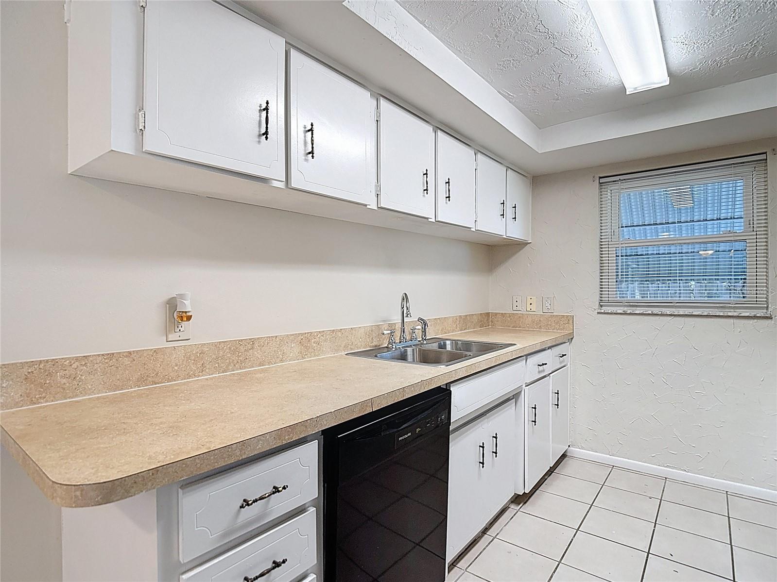 Listing photo id 20 for 6350 Edenmore Avenue
