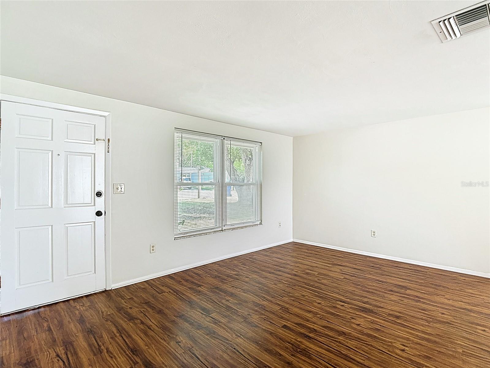 Listing photo id 7 for 6350 Edenmore Avenue