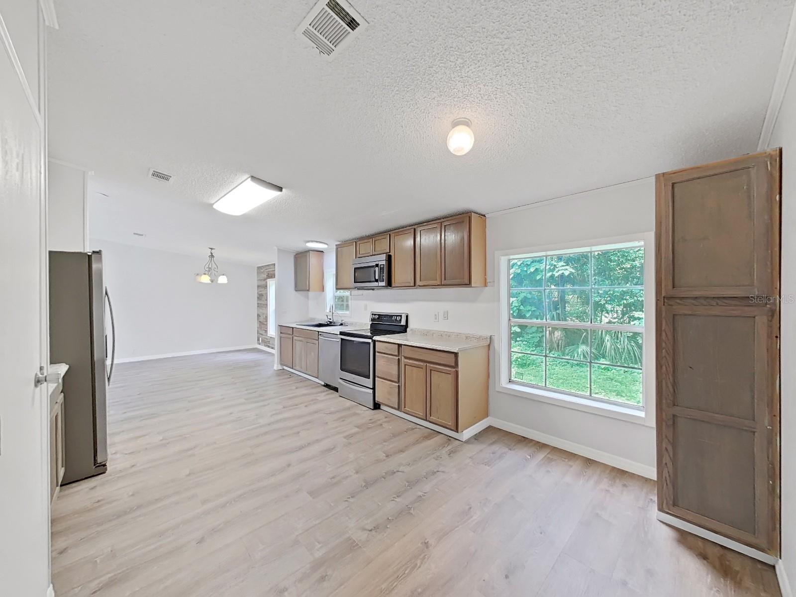 Image 16 of 42 For 537 East Avenue