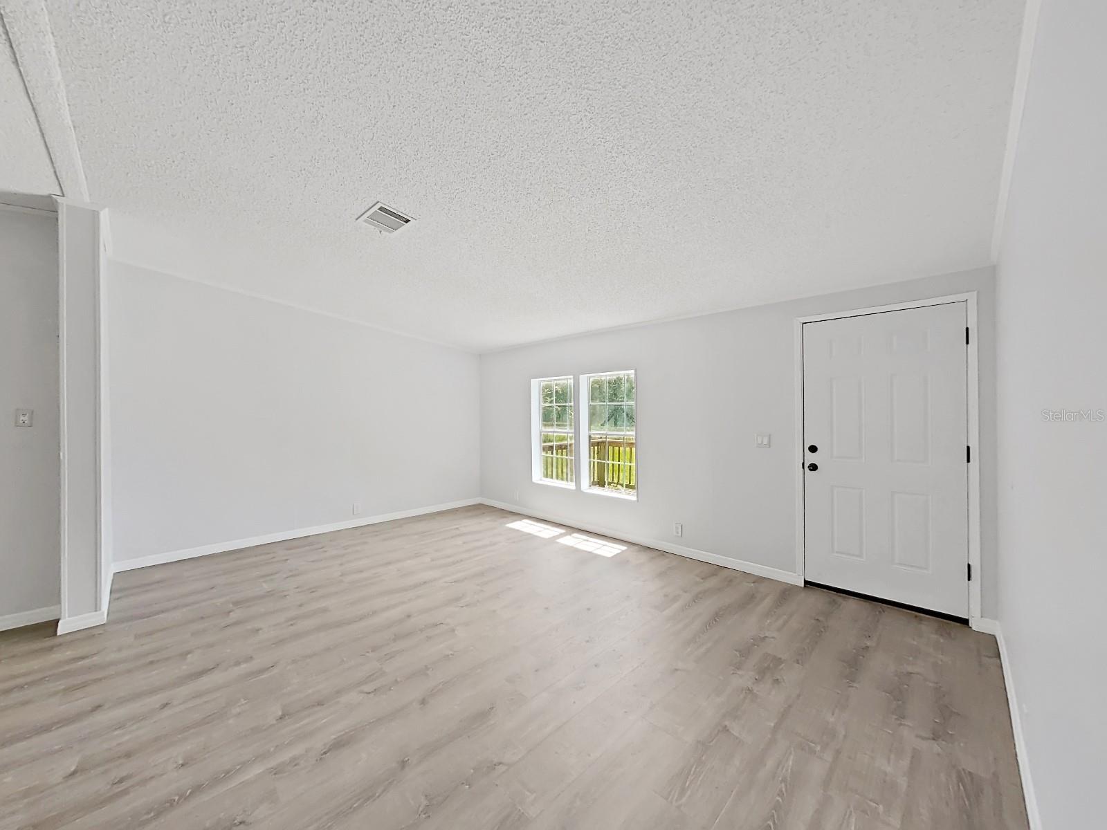 Image 9 of 42 For 537 East Avenue