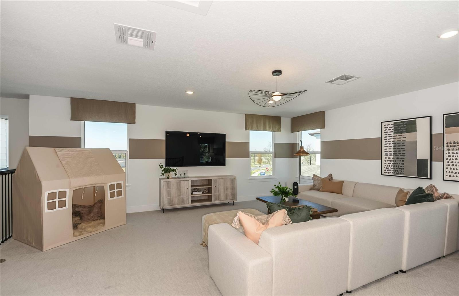 Listing photo id 15 for 9945 Redwood Ridge Avenue