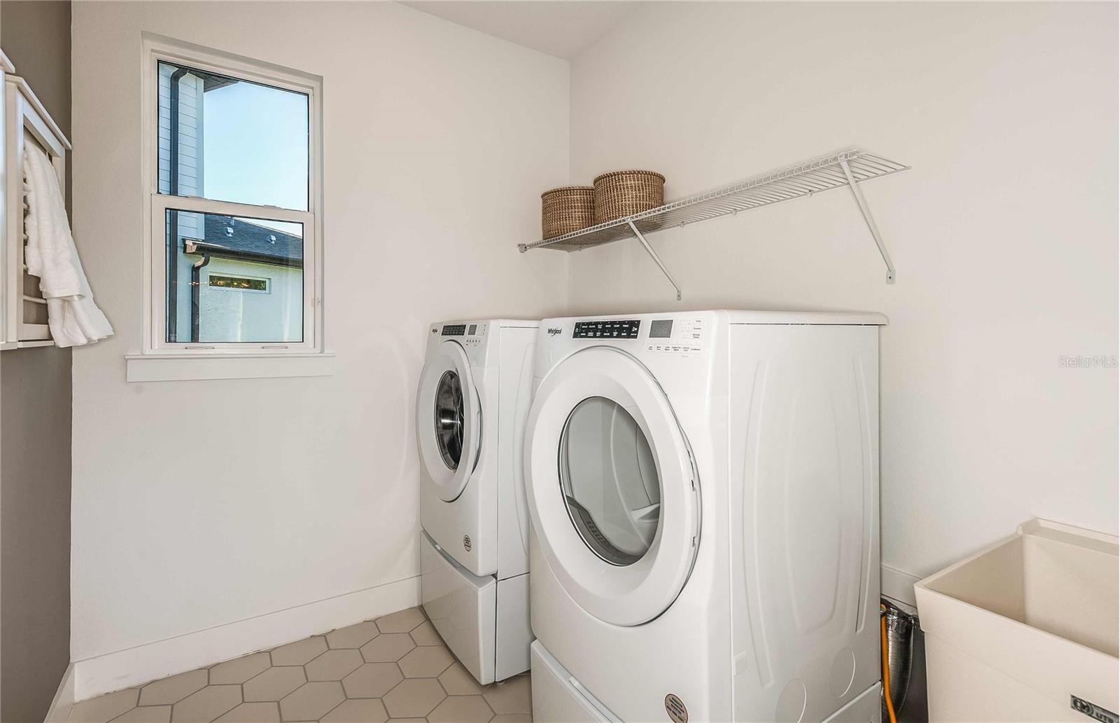 Listing photo id 17 for 9945 Redwood Ridge Avenue
