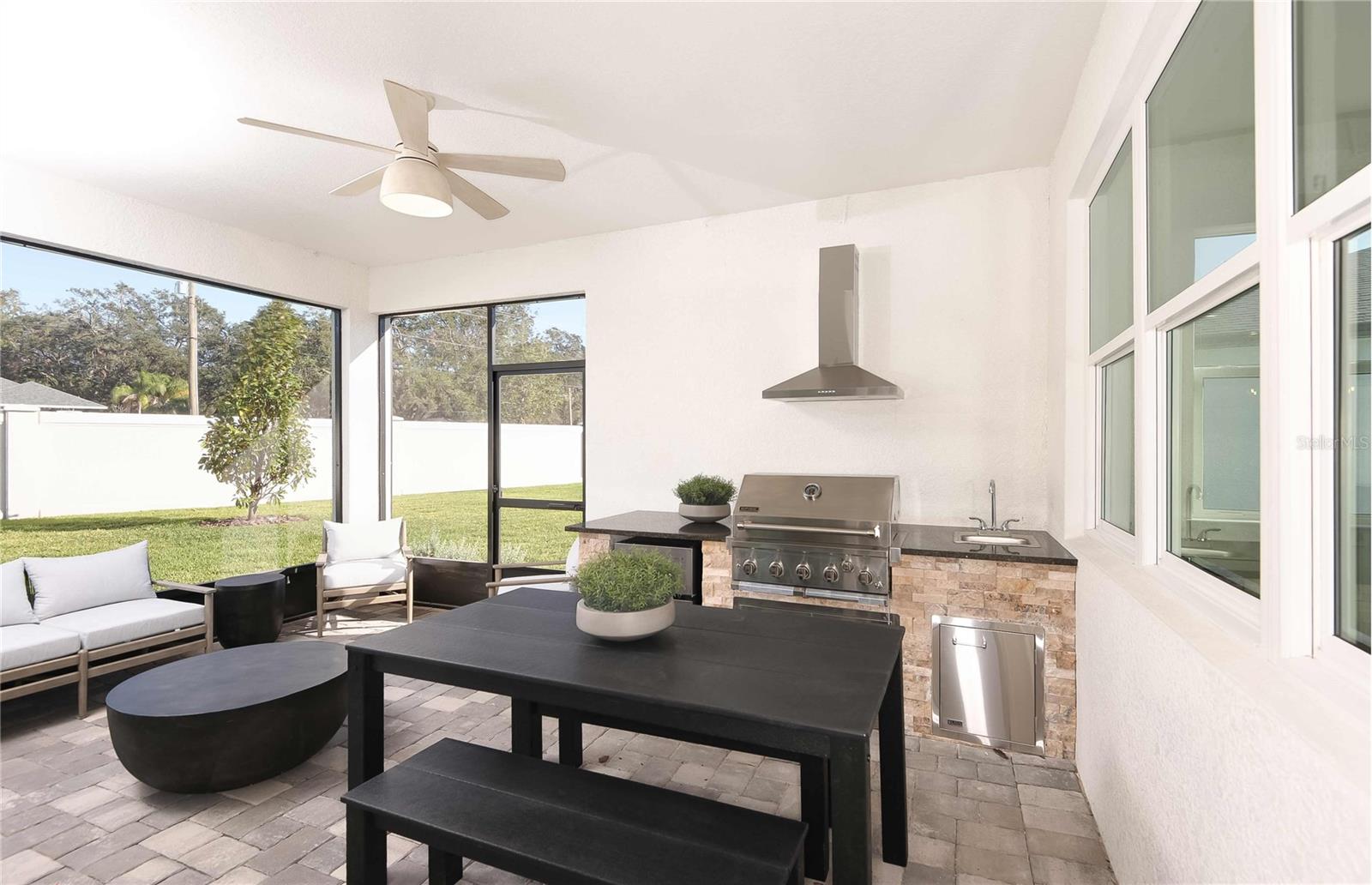 Listing photo id 18 for 9945 Redwood Ridge Avenue