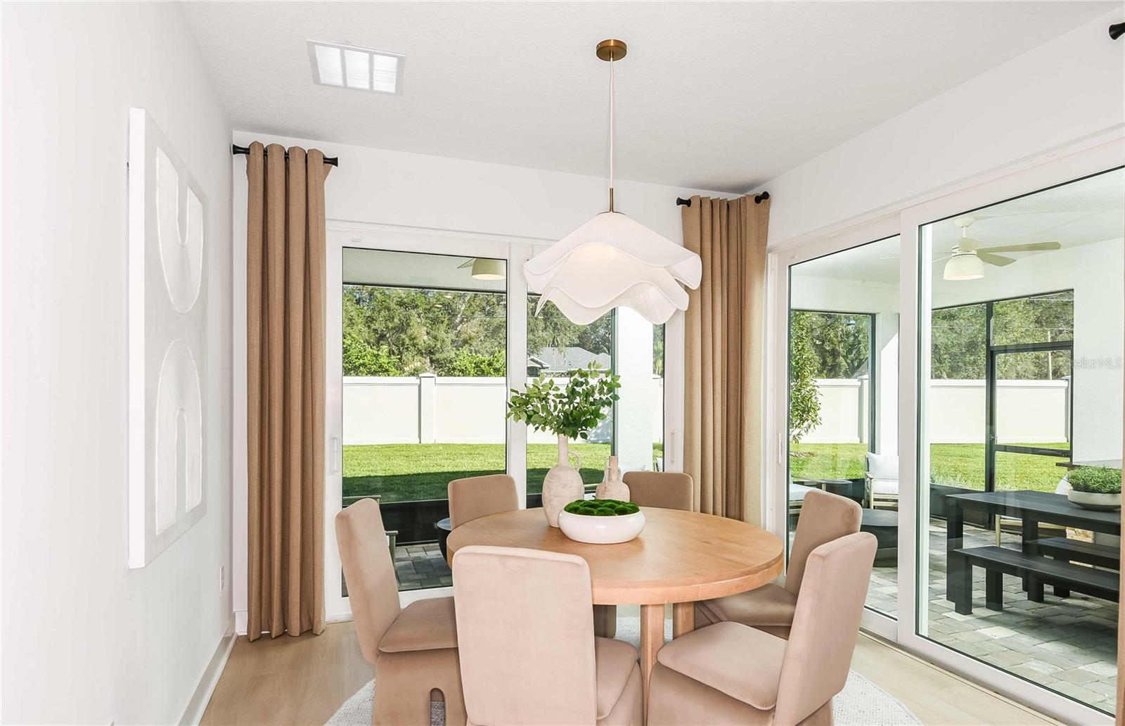 Listing photo id 4 for 9945 Redwood Ridge Avenue