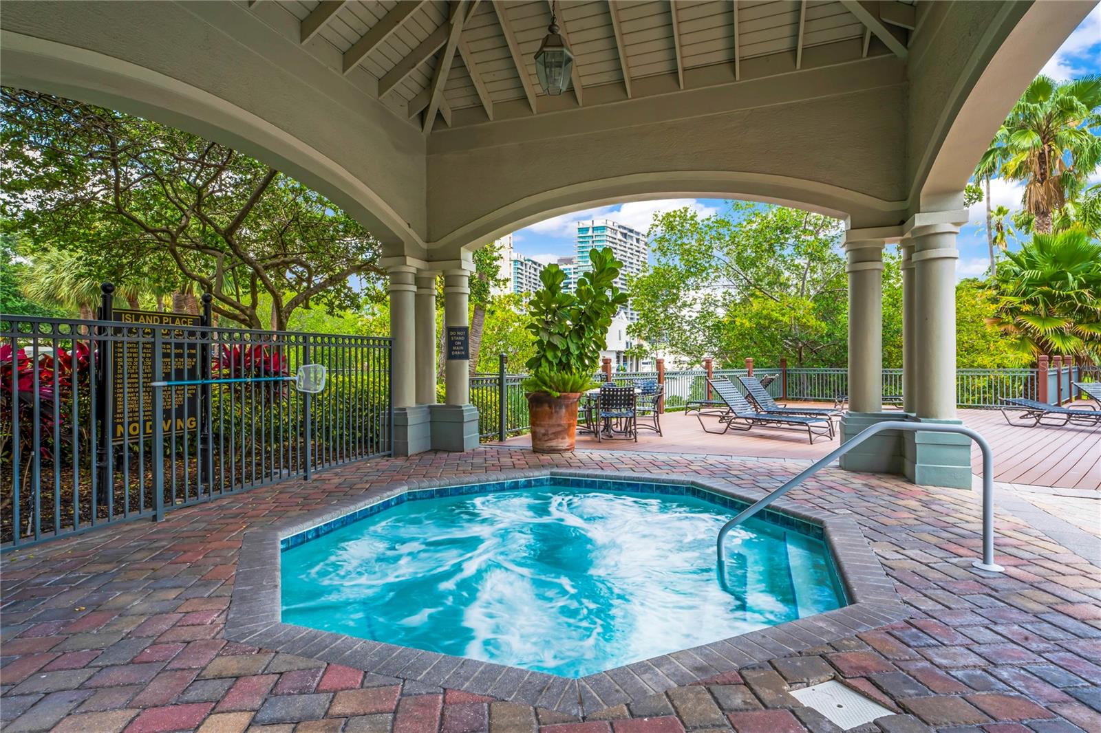 Image 10 of 46 For 625 Tropical Breeze Way
