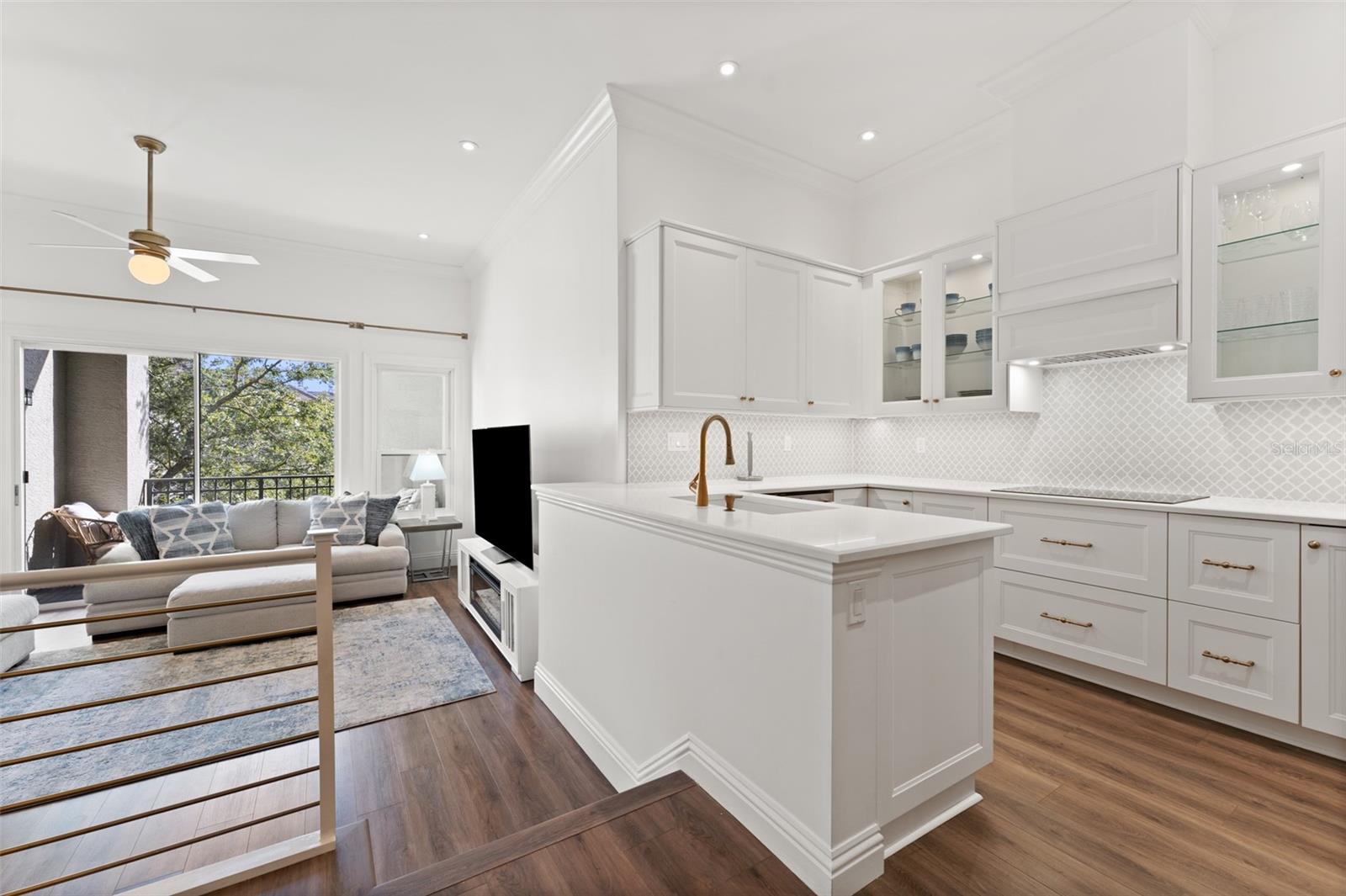 Image 3 of 46 For 625 Tropical Breeze Way