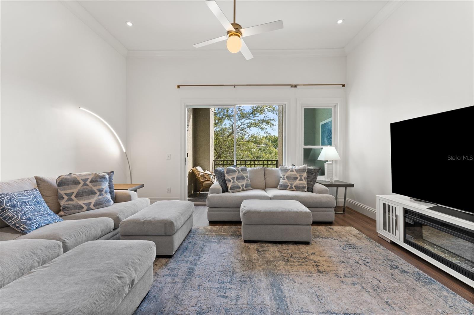 Image 6 of 46 For 625 Tropical Breeze Way