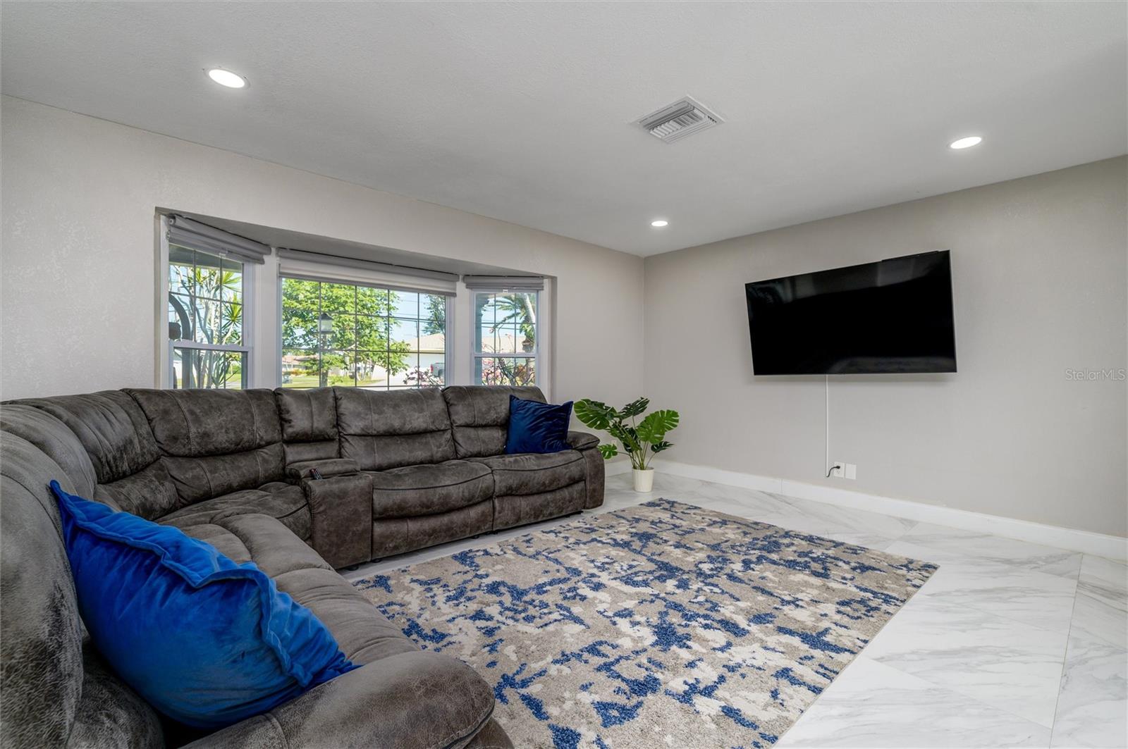 Image 10 of 47 For 605 Capri Boulevard