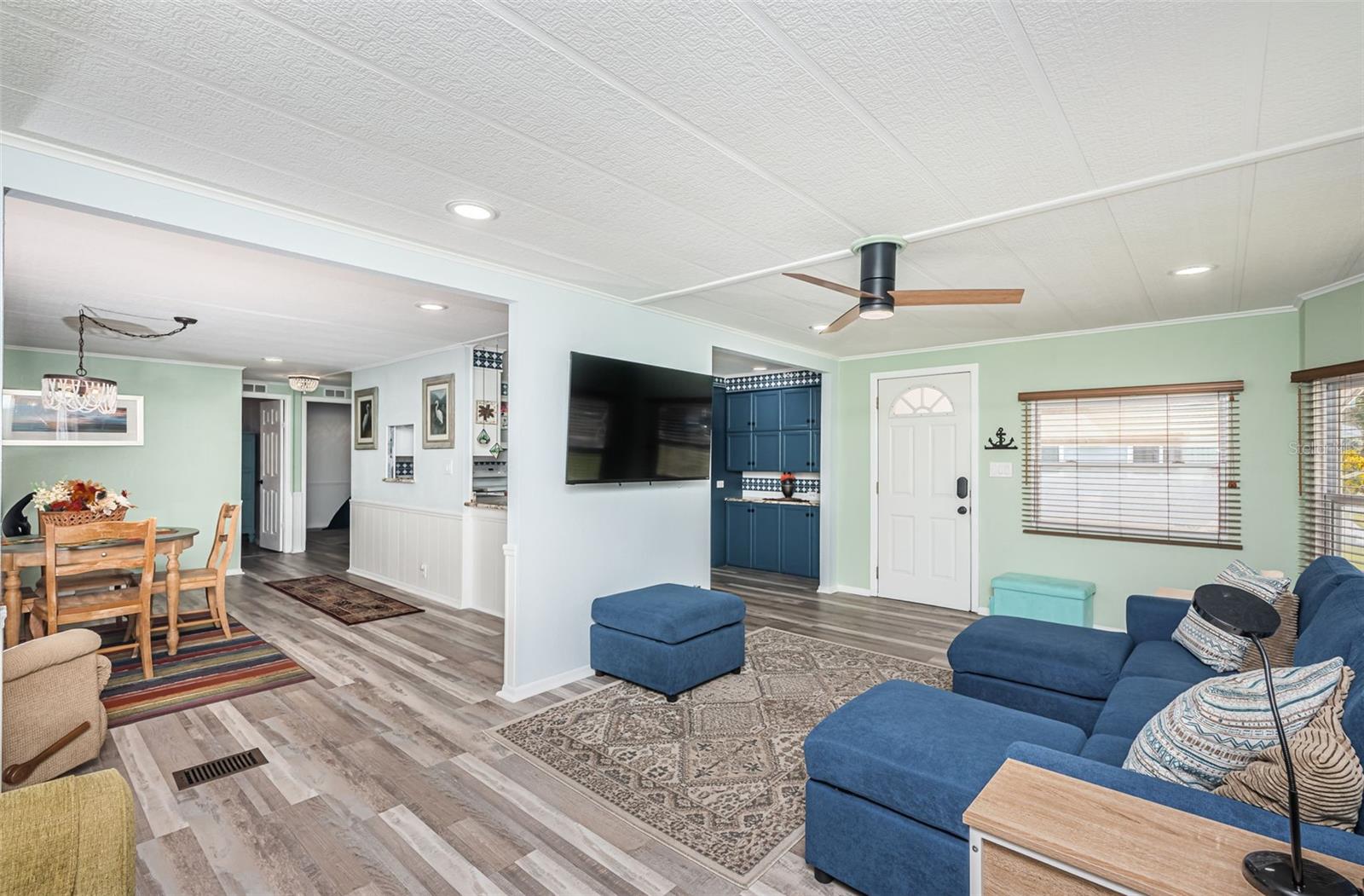 Image 5 of 47 For 225 Lake Tarpon Drive 22
