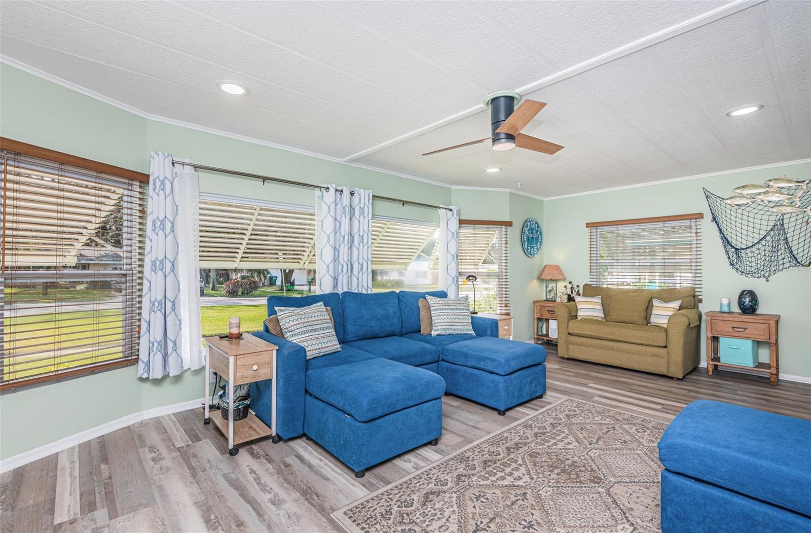 Image 6 of 47 For 225 Lake Tarpon Drive 22