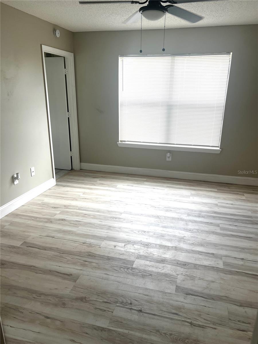 Listing photo id 3 for 11901 4th Street N 10108