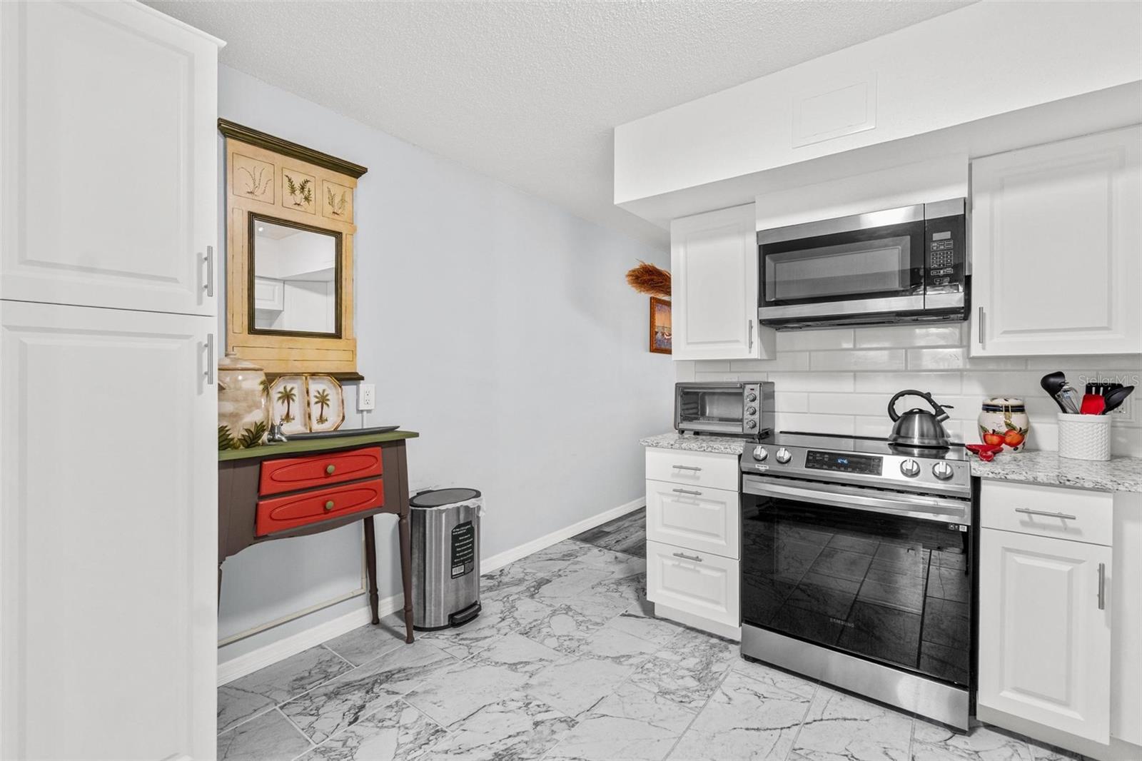 Image 9 of 39 For 2071 Australia Way W 9