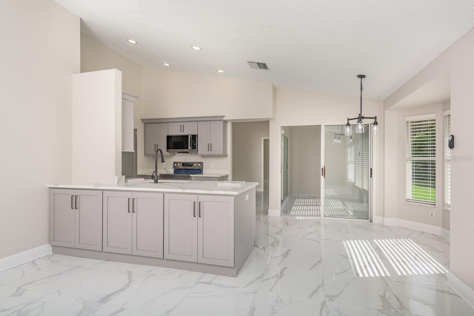 Listing photo id 11 for 5935 Precious View Court
