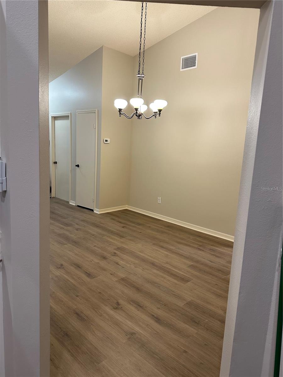 Listing photo id 2 for 9765 Fox Chapel Road