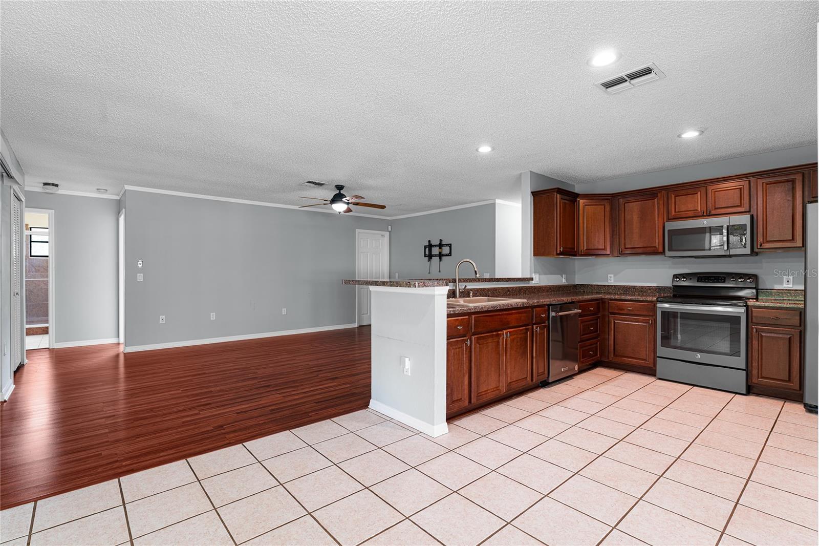 Image 9 of 71 For 8107 Greenside Lane