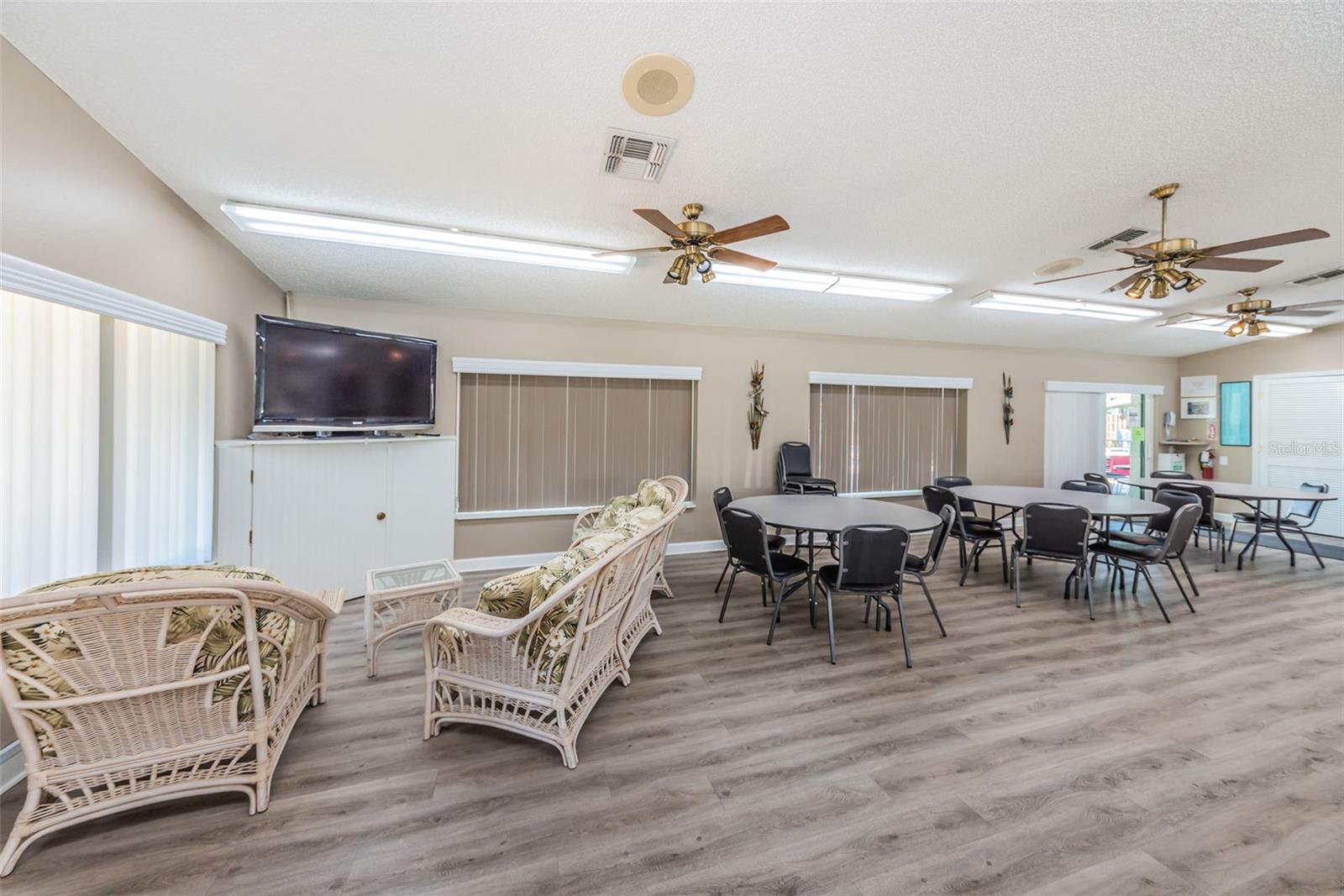 Image 22 of 31 For 2575 Pine Ridge Way S E1