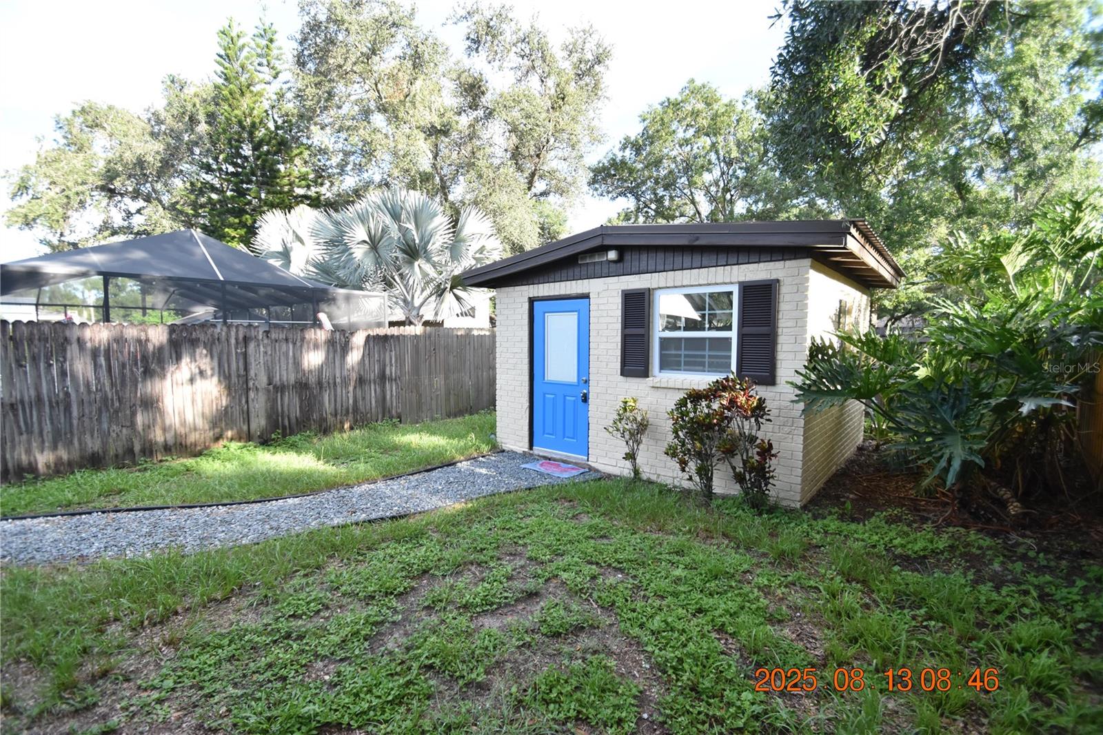 Listing photo id 2 for 811 124th Avenue
