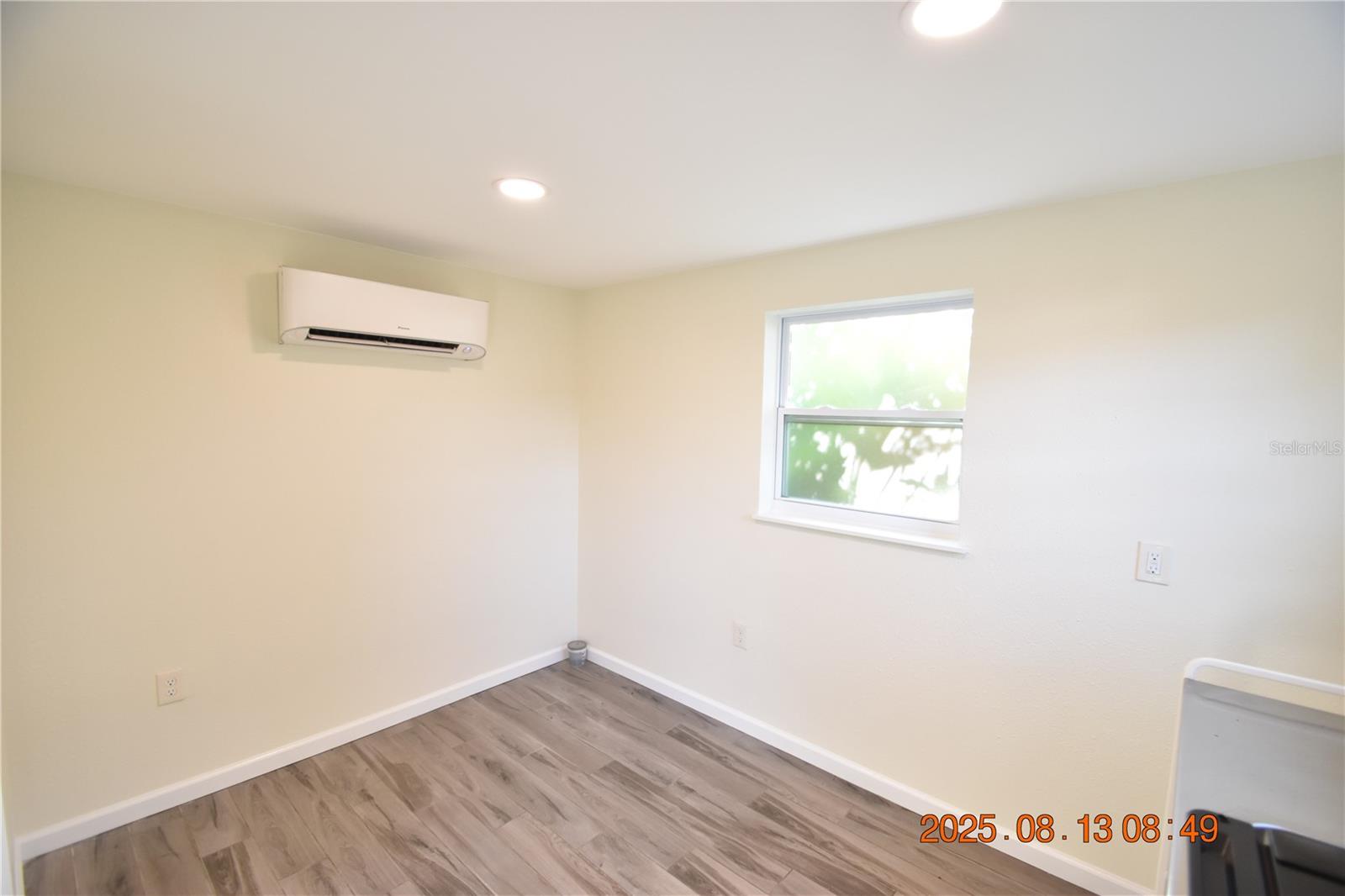 Listing photo id 6 for 811 124th Avenue