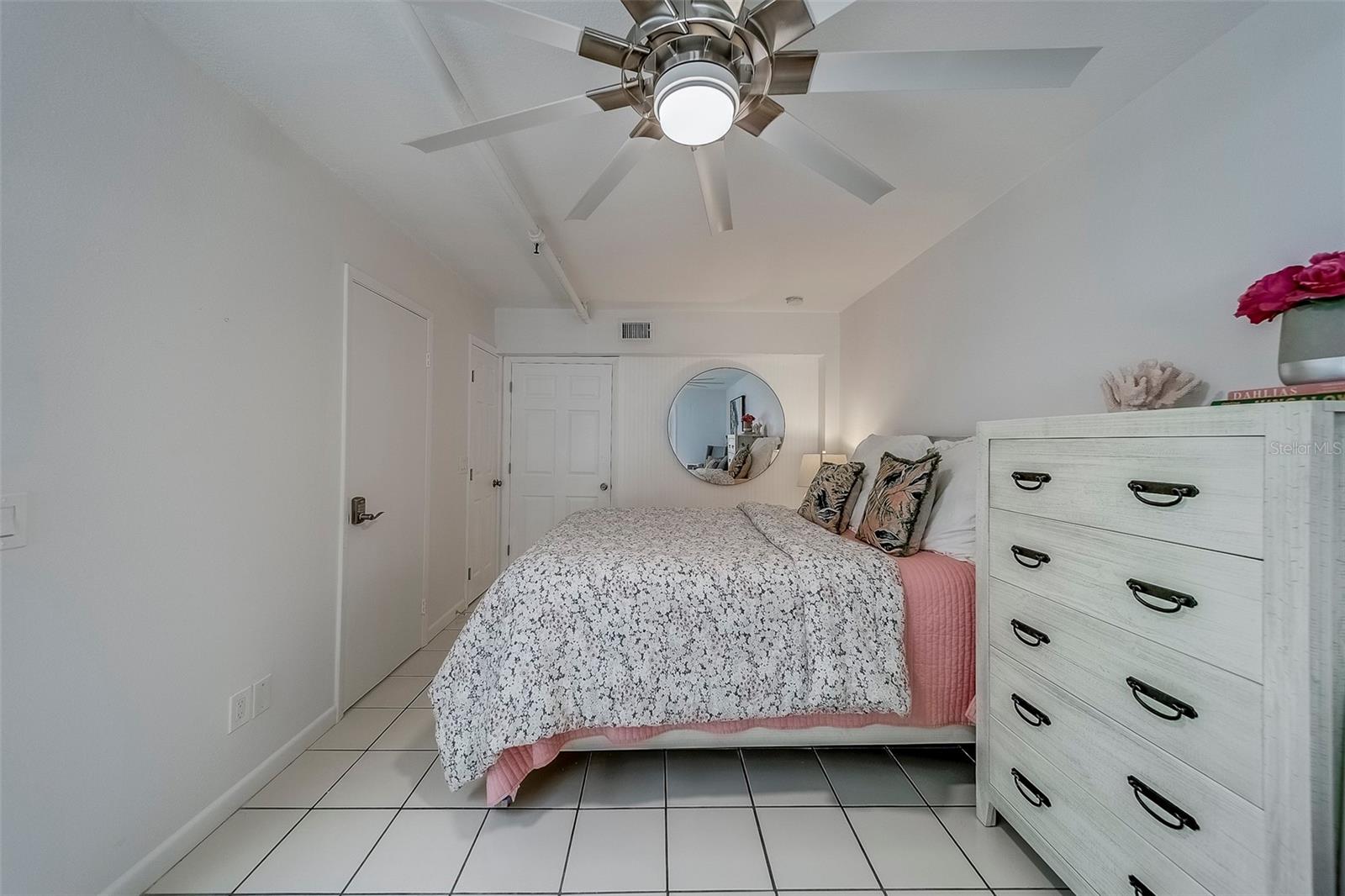 Image 15 of 94 For 320 Island Way 402