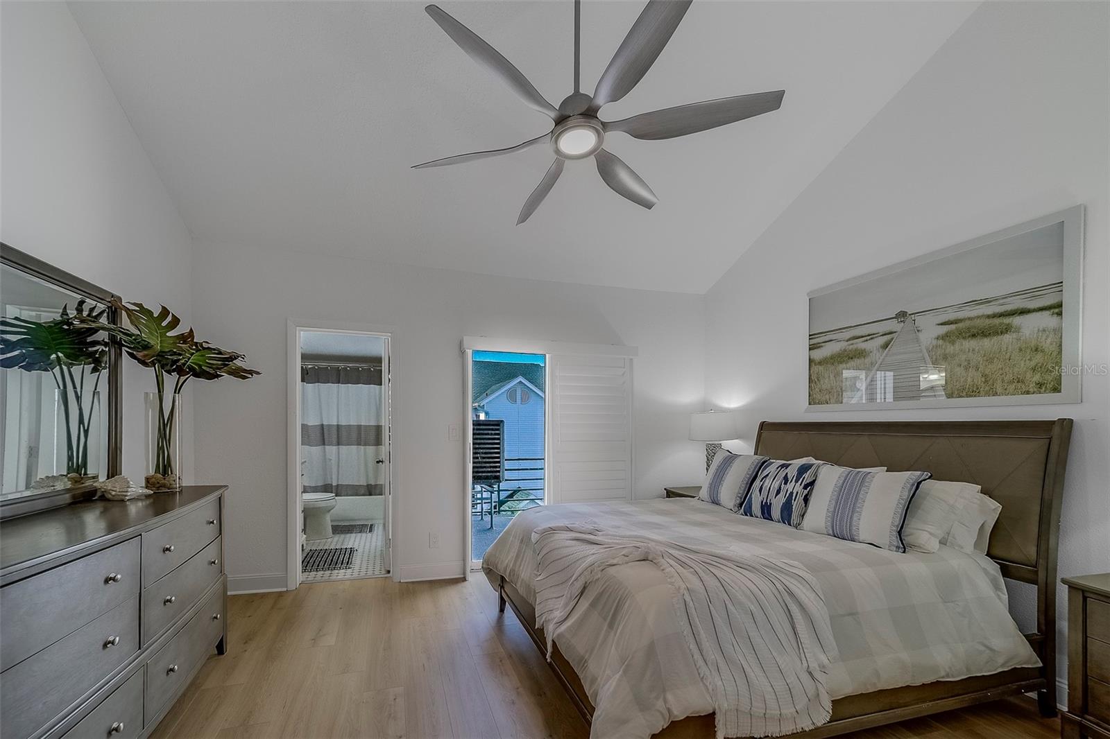 Image 39 of 94 For 320 Island Way 402